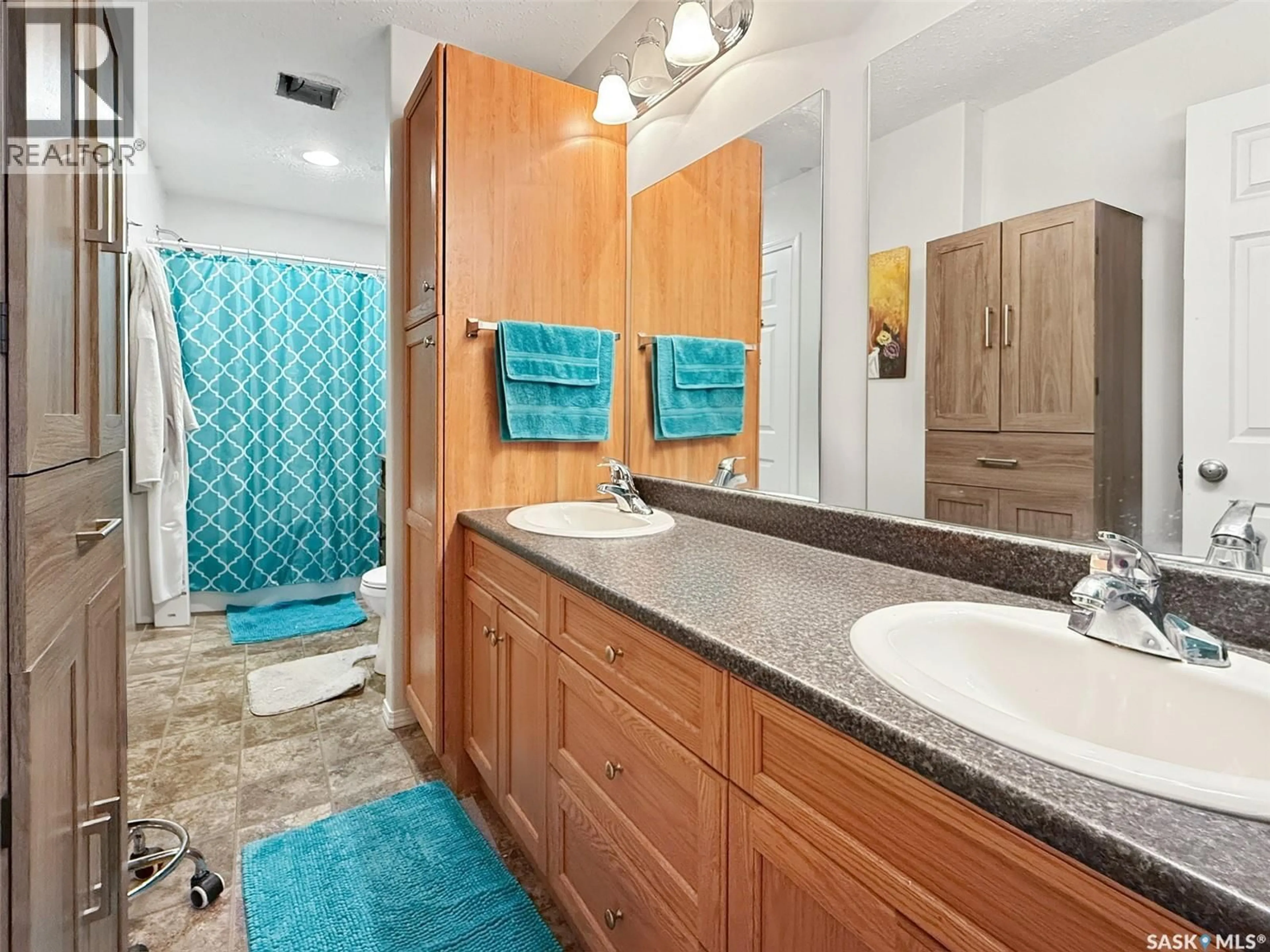 Contemporary bathroom, ceramic/tile floor for E - 15 1275 SOUTH RAILWAY STREET, Swift Current Saskatchewan S9H5P3