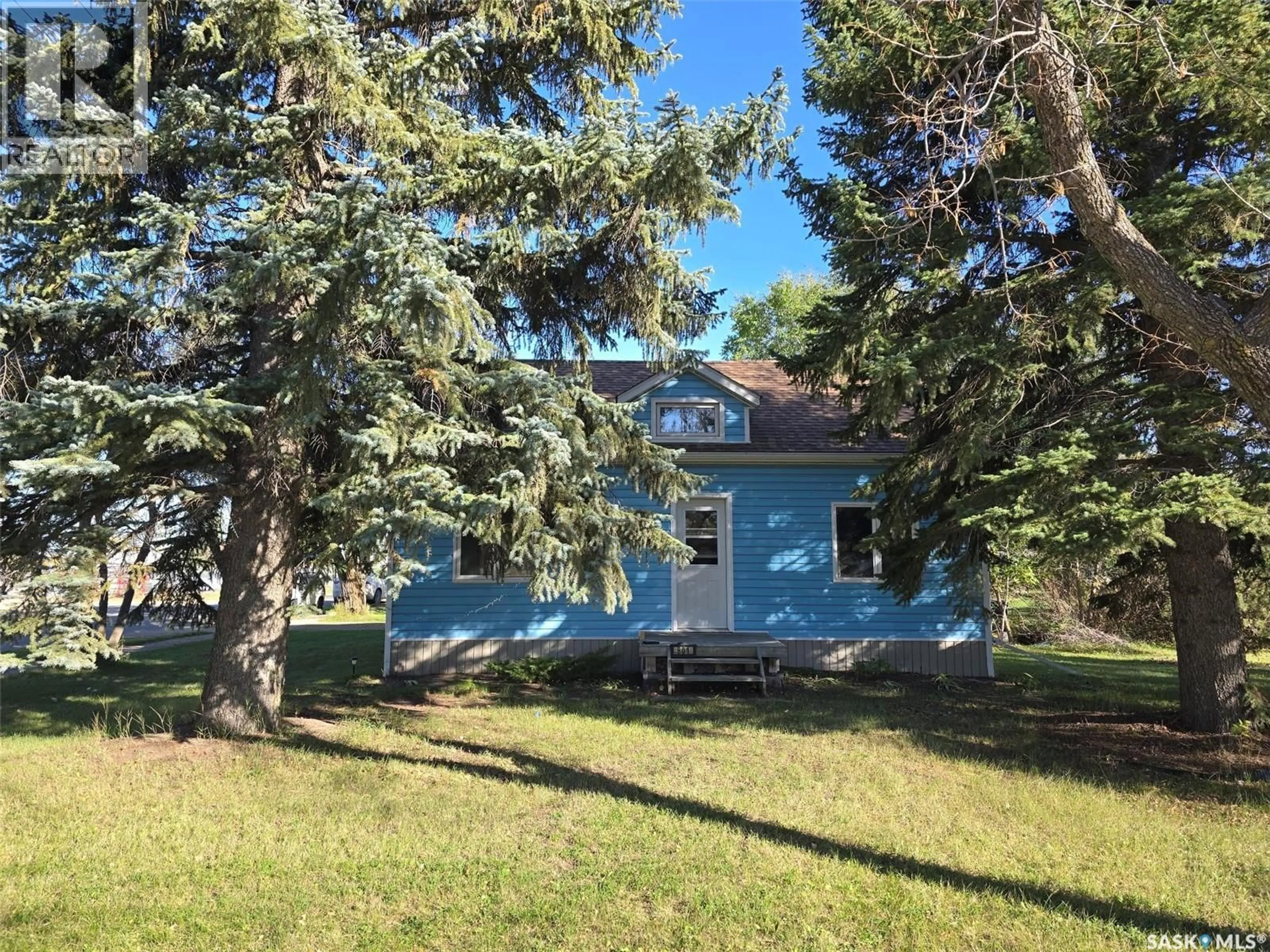 A pic from outside/outdoor area/front of a property/back of a property/a pic from drone, unknown for 801 QU'APPELLE STREET, Grenfell Saskatchewan S0G2B0