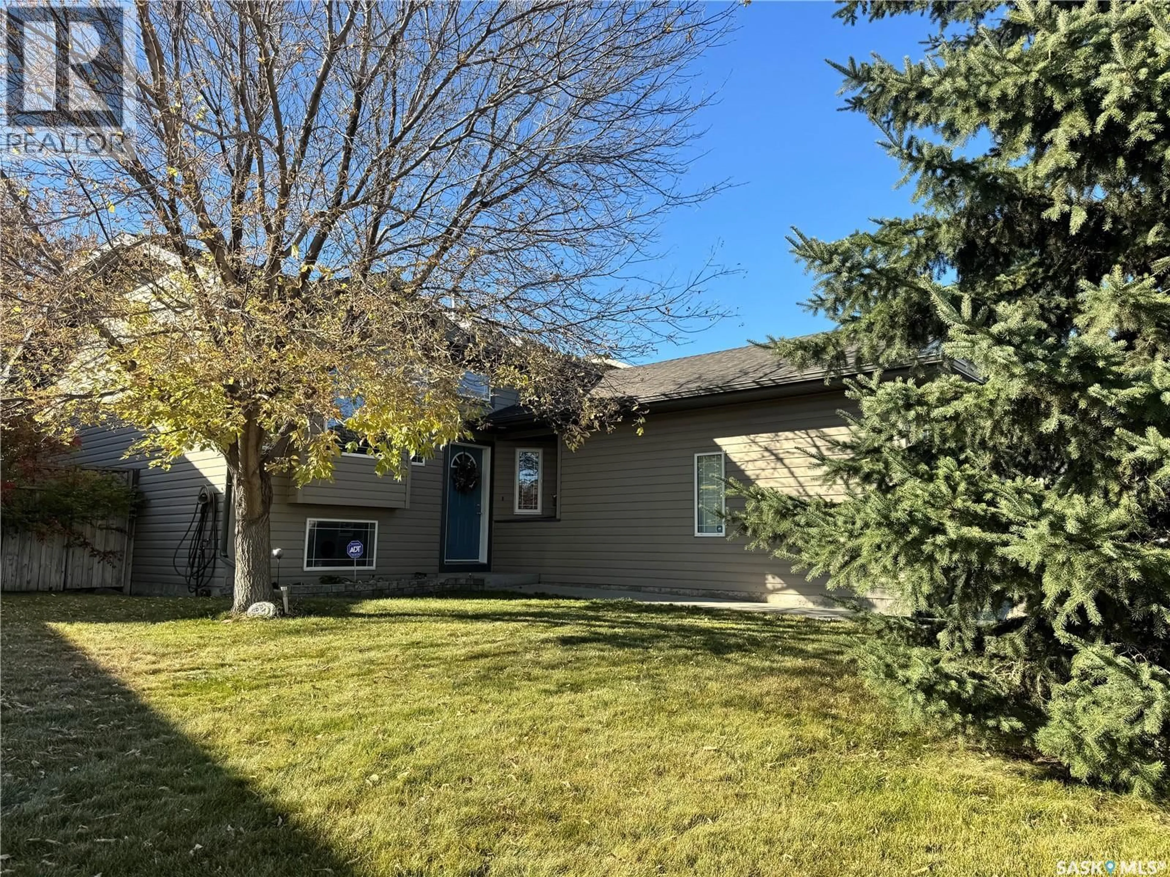 A pic from outside/outdoor area/front of a property/back of a property/a pic from drone, street for 402 OVERHOLT CRESCENT, Saskatoon Saskatchewan S7N4S9