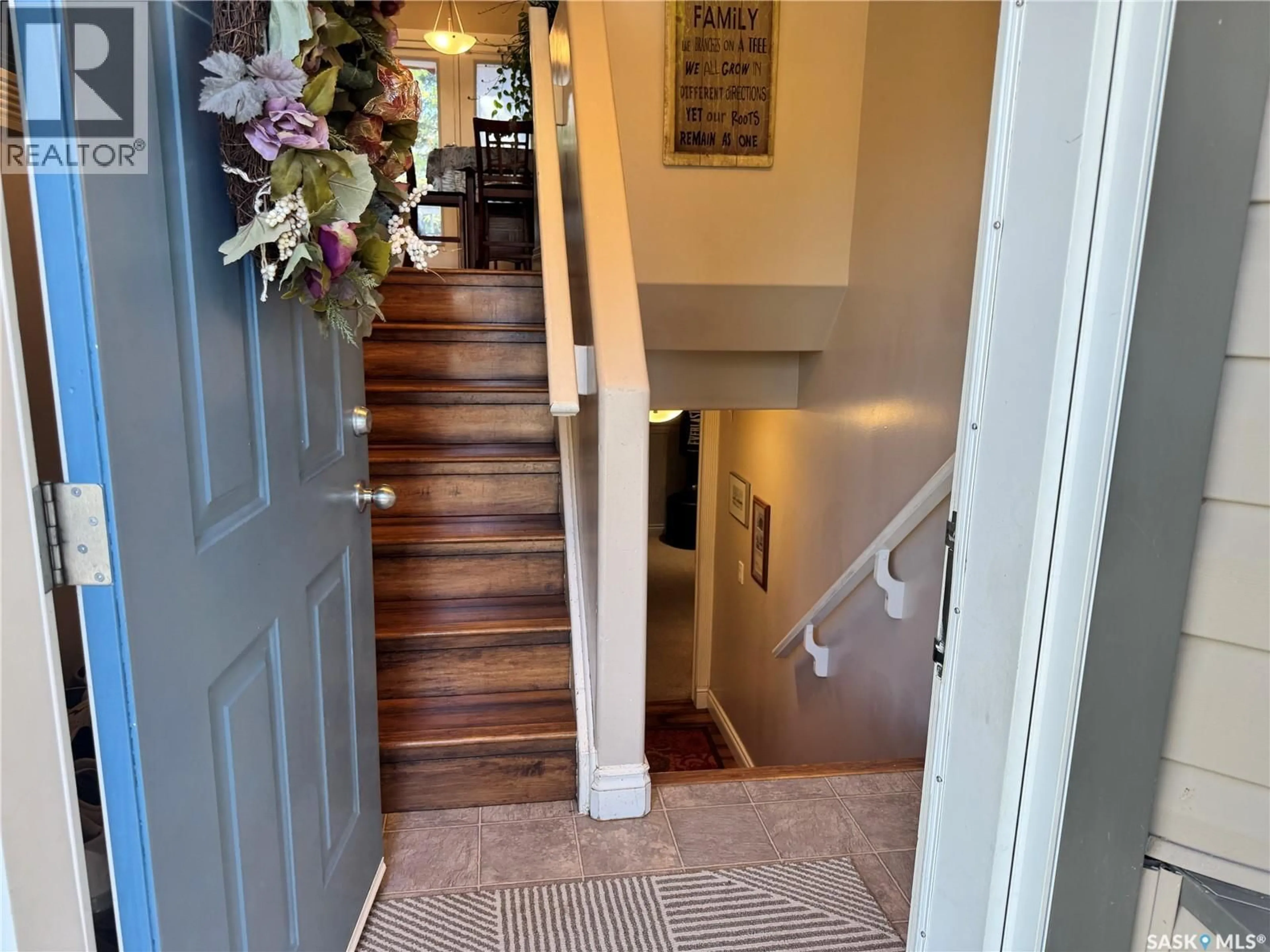 Indoor entryway for 402 OVERHOLT CRESCENT, Saskatoon Saskatchewan S7N4S9