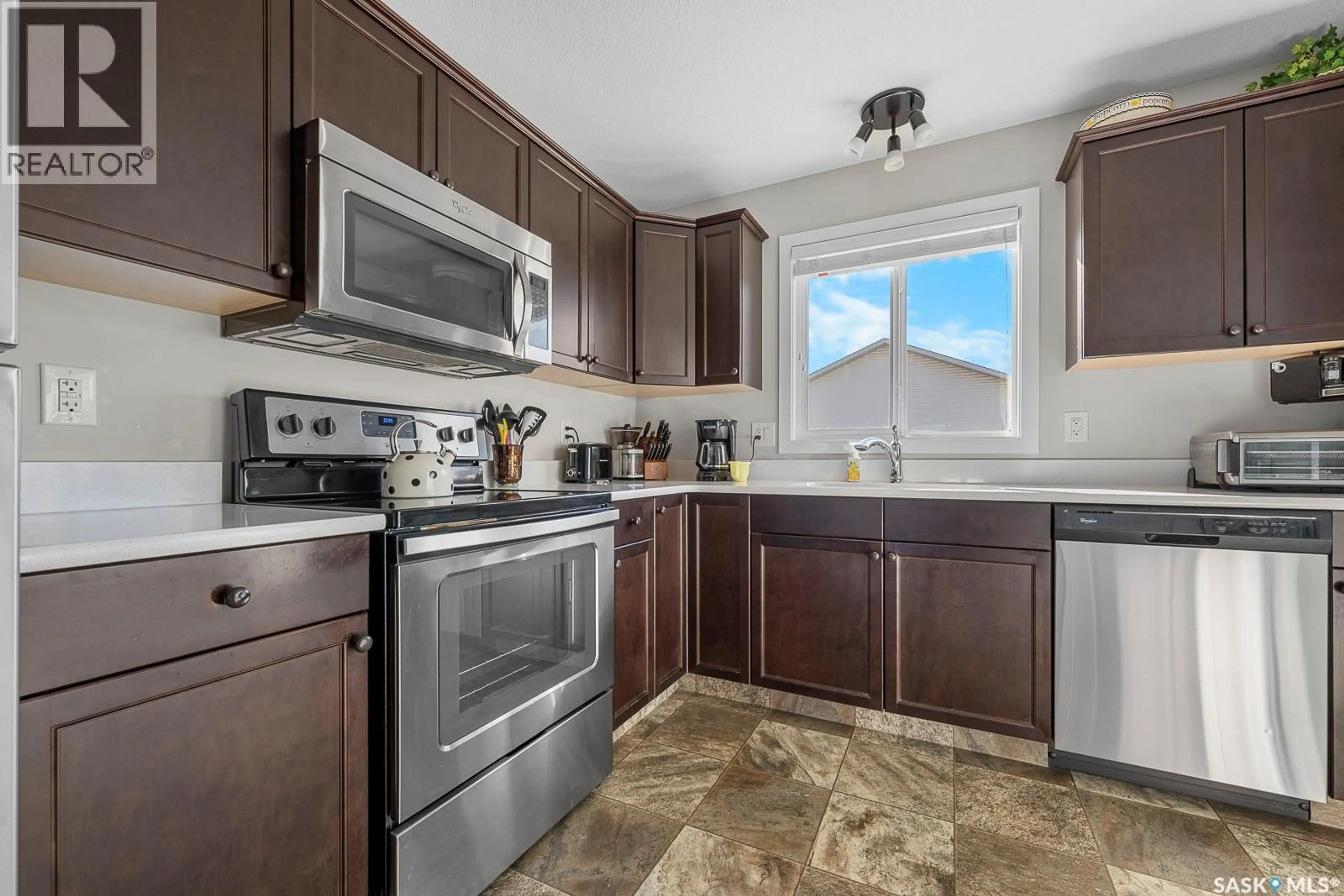 Standard kitchen, ceramic/tile floor for 17 - 4850 HARBOUR LANDING DRIVE, Regina Saskatchewan S4W0K9
