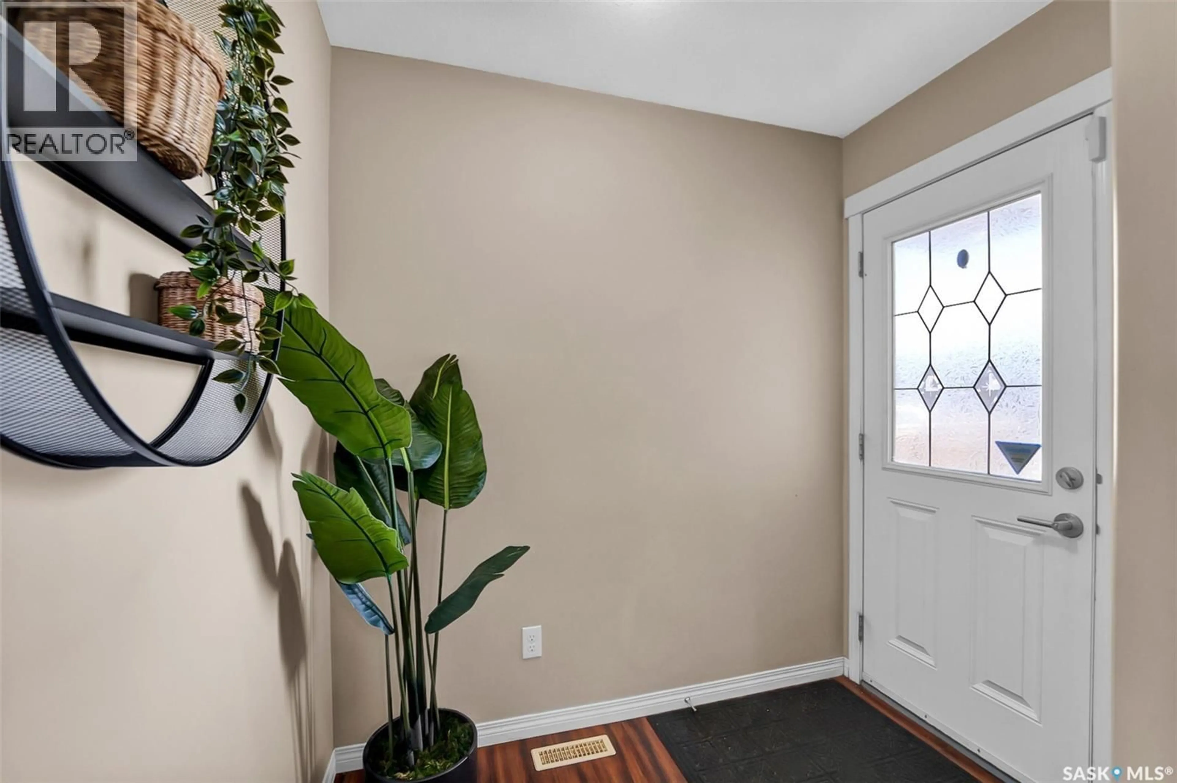 Indoor entryway for 203 HENICK CRESCENT, Saskatoon Saskatchewan S7R0J9