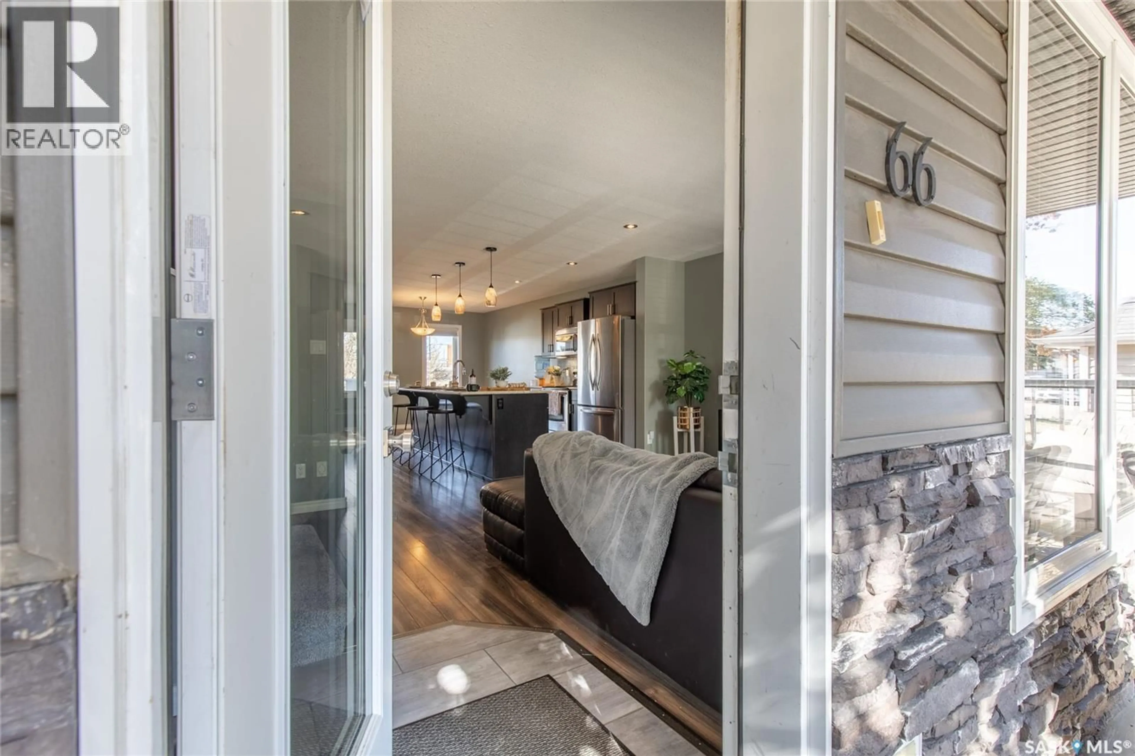 Indoor entryway for 66 IROQUOIS STREET, Moose Jaw Saskatchewan S6H4S8