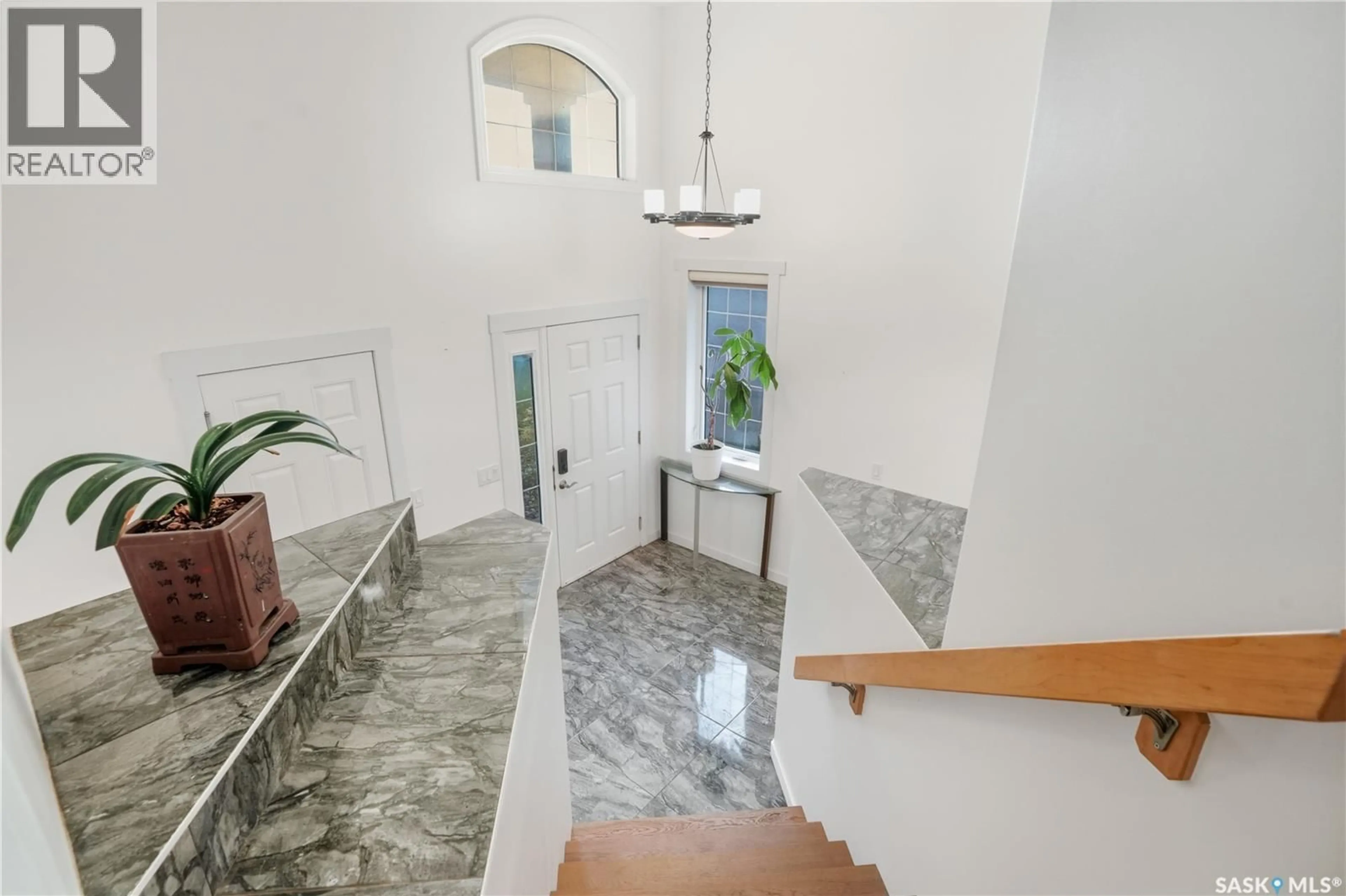 Indoor foyer for 2106 LAURIER CRESCENT, Regina Saskatchewan S4V0P6