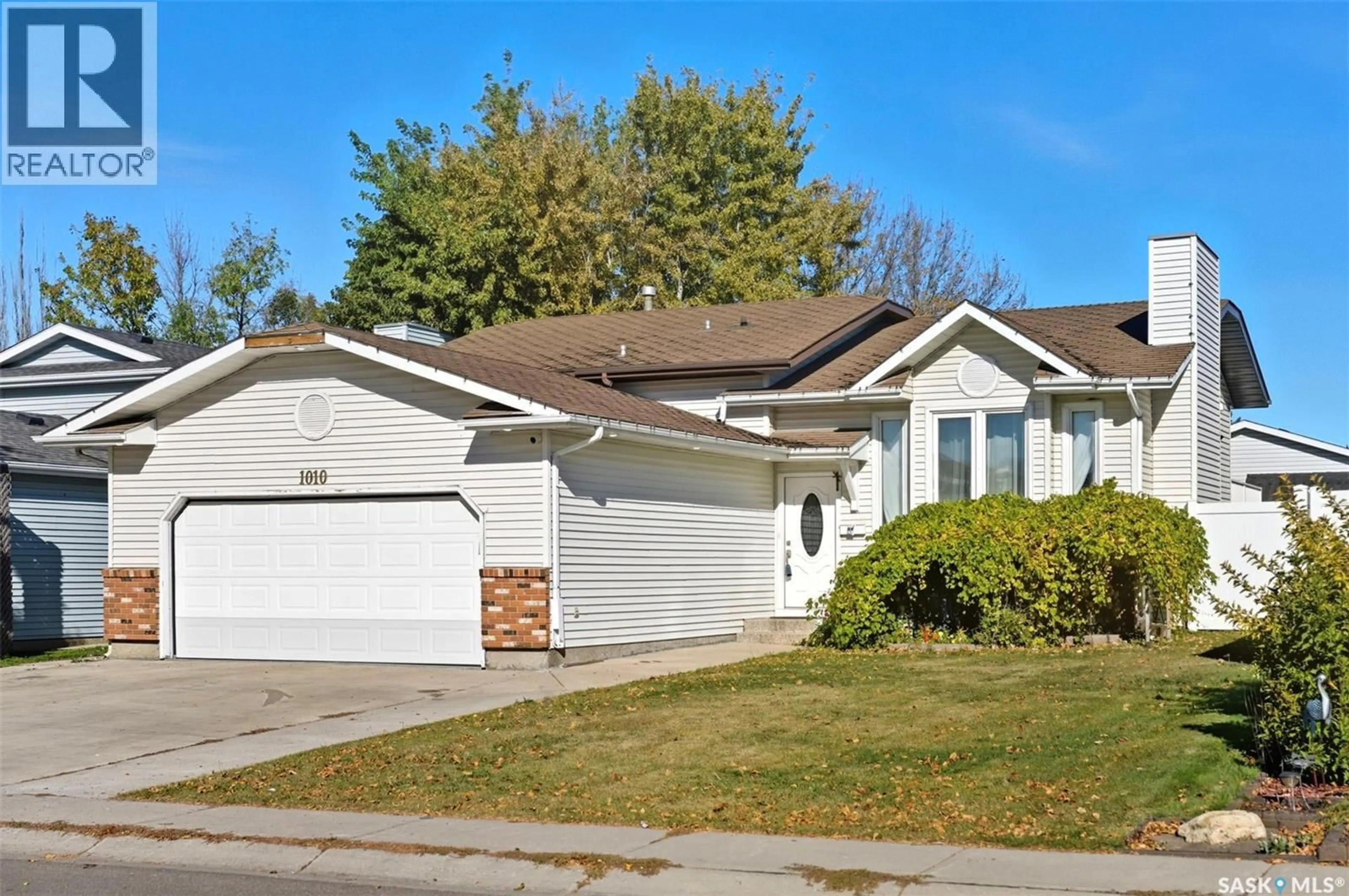 Home with vinyl exterior material, street for 1010 HASLAM CRESCENT, Saskatoon Saskatchewan S7S1C8
