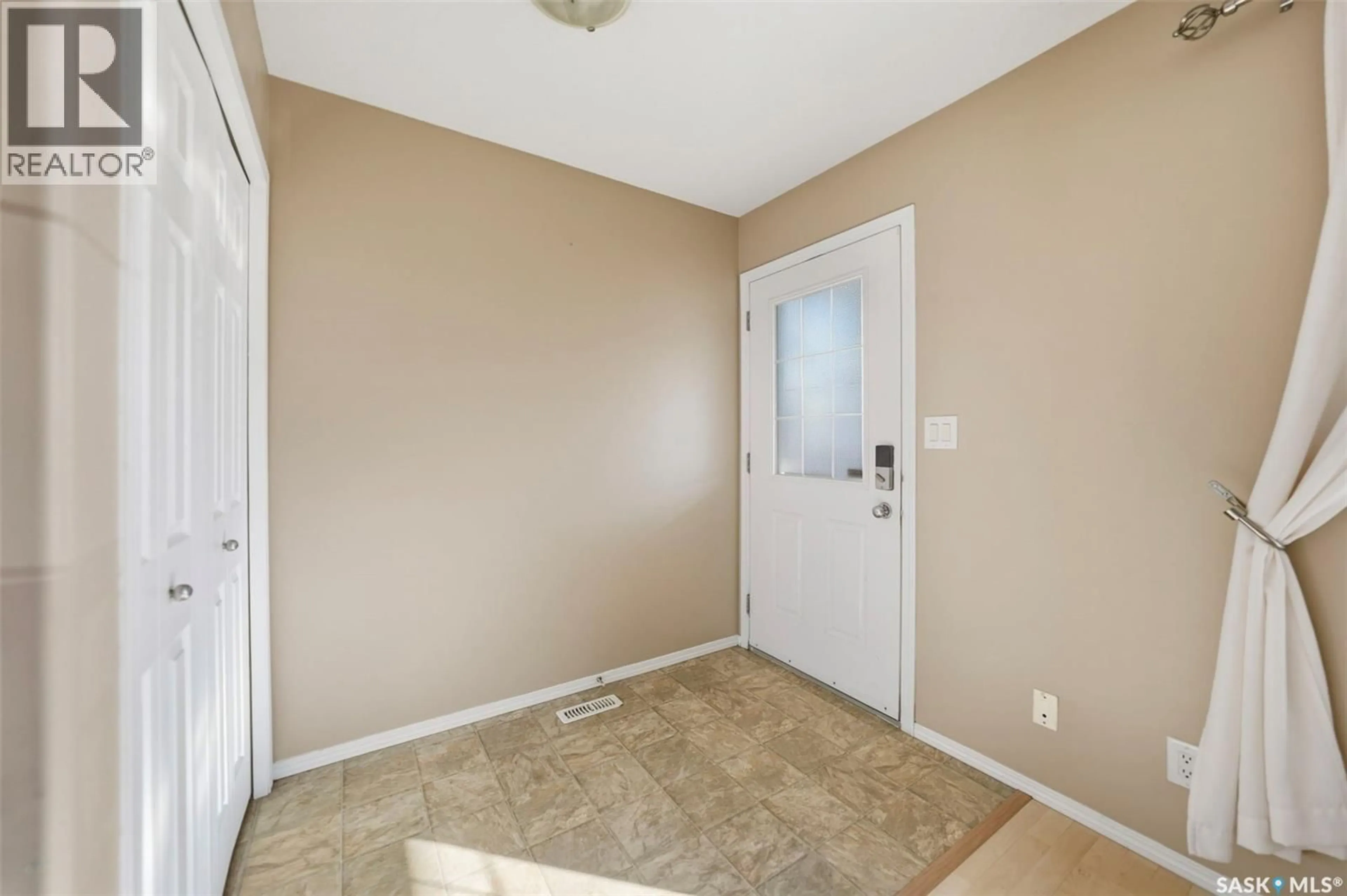 Indoor entryway for 475 BLAKENEY CRESCENT, Saskatoon Saskatchewan S7L7N3