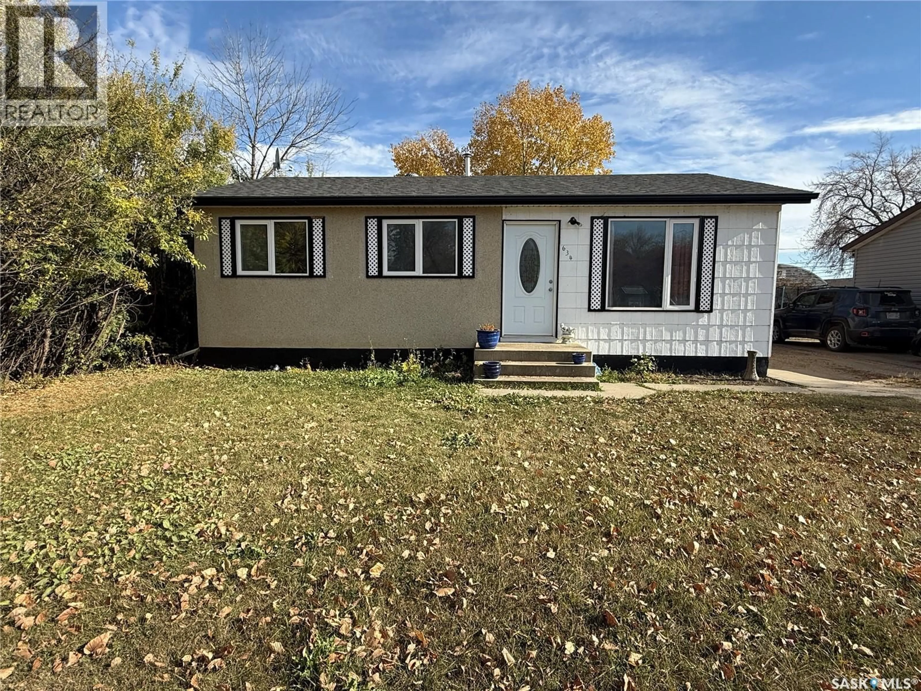 Home with vinyl exterior material, street for 634 3RD STREET, Humboldt Saskatchewan S0K2A0