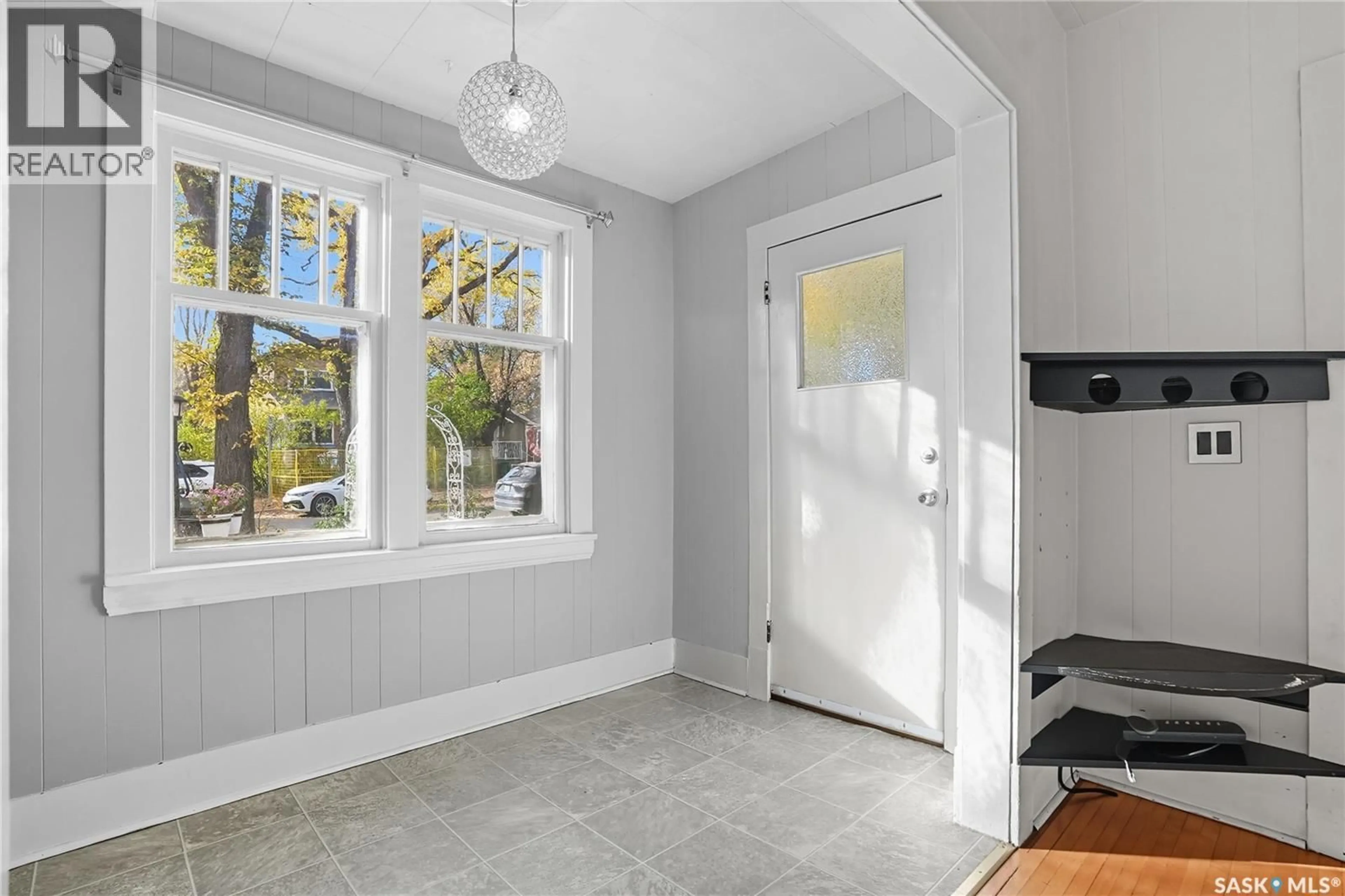 Indoor entryway for 912 5TH AVENUE, Saskatoon Saskatchewan S7K2S1