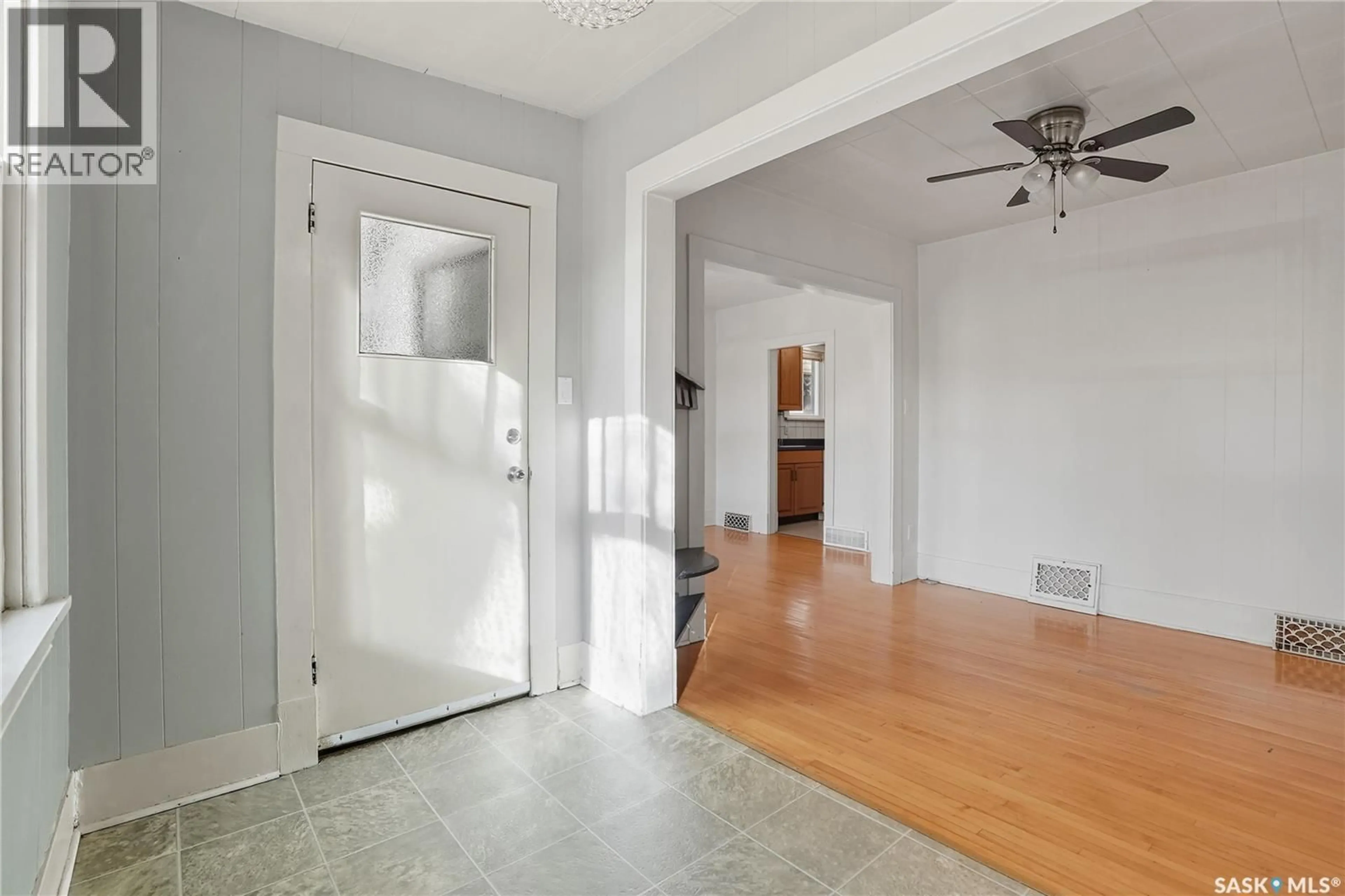 Indoor entryway for 912 5TH AVENUE, Saskatoon Saskatchewan S7K2S1
