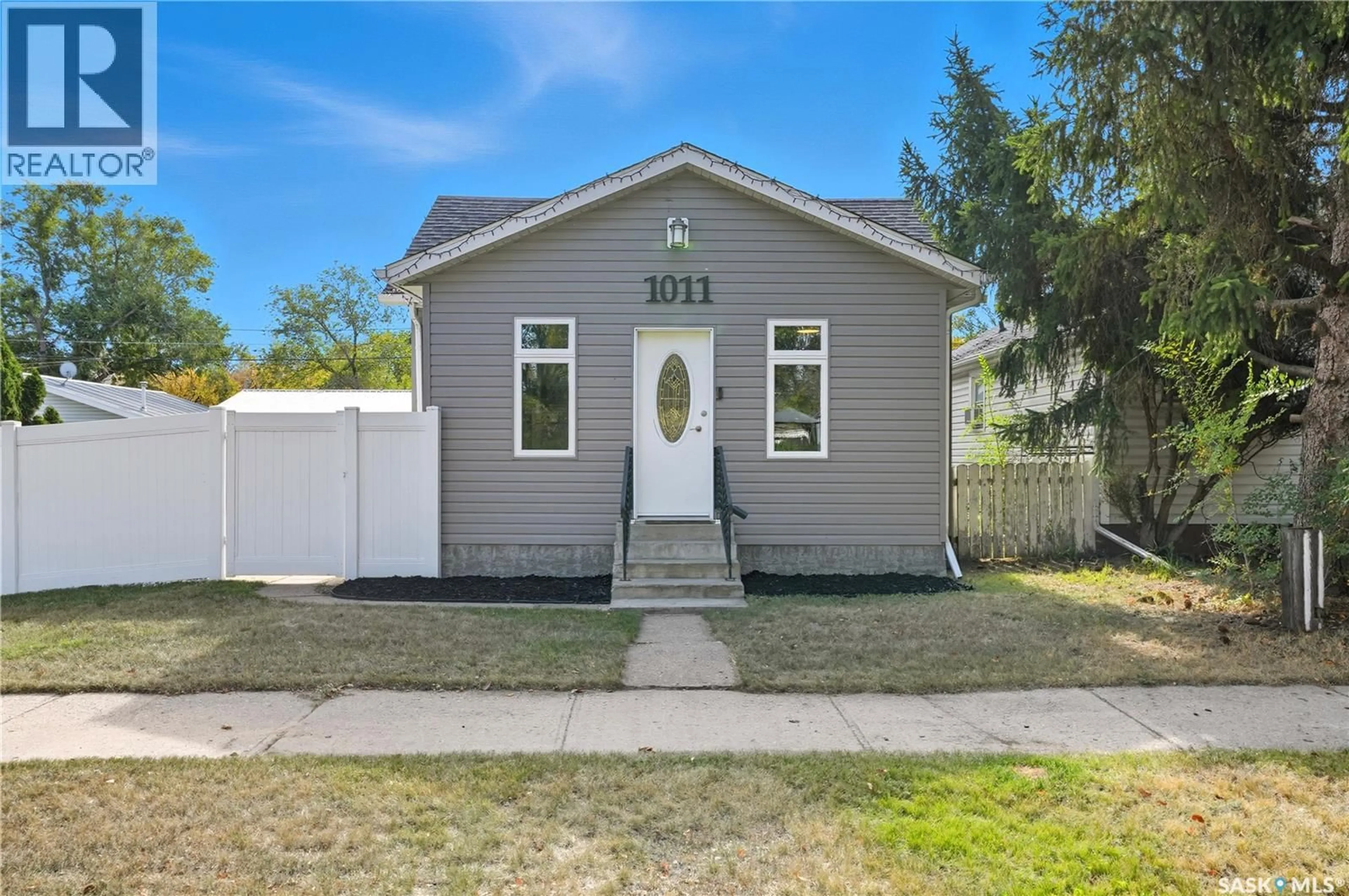 Home with vinyl exterior material, street for 1011 IROQUOIS STREET, Moose Jaw Saskatchewan S6H5B7