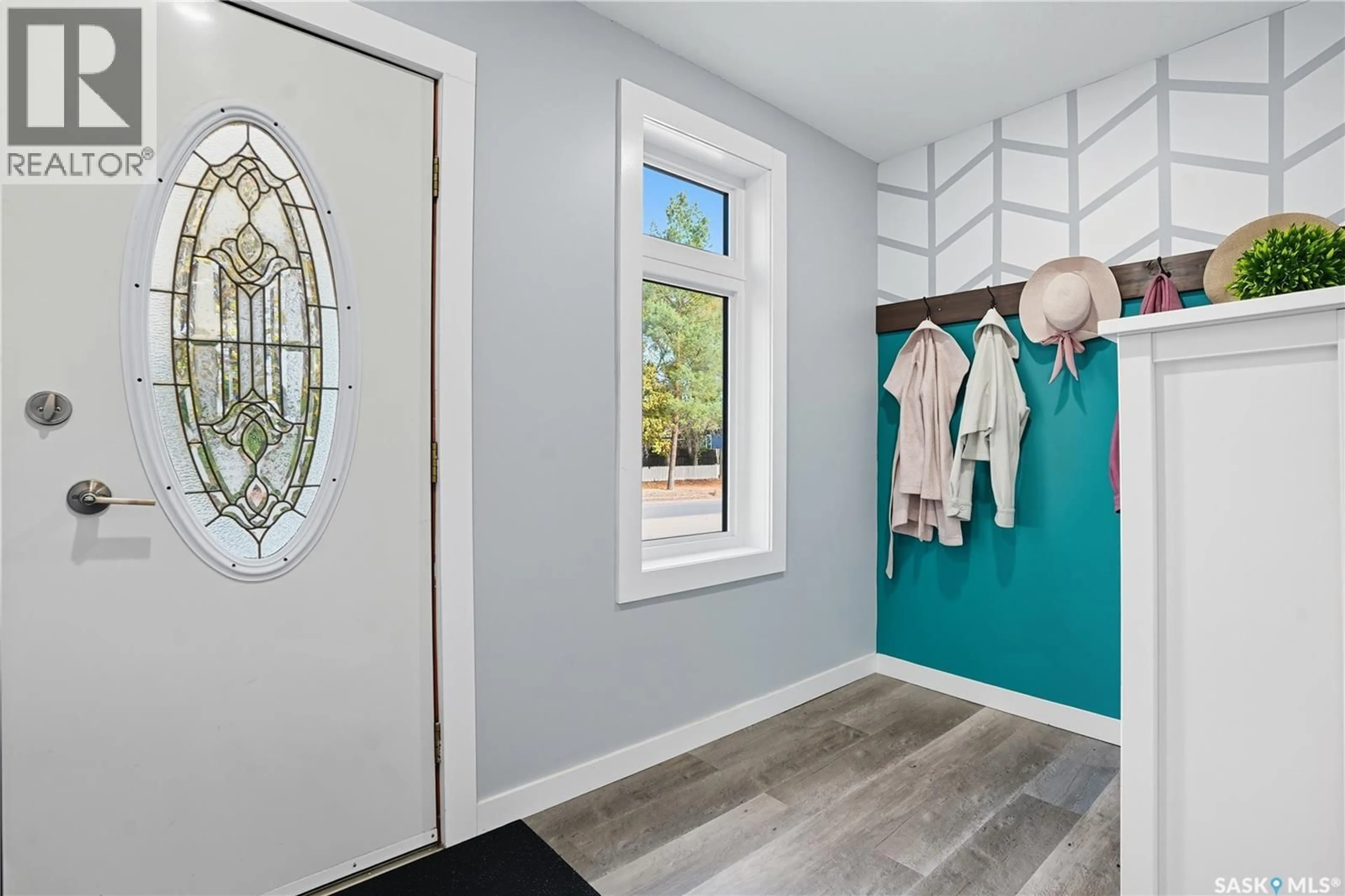 Indoor entryway for 1011 IROQUOIS STREET, Moose Jaw Saskatchewan S6H5B7