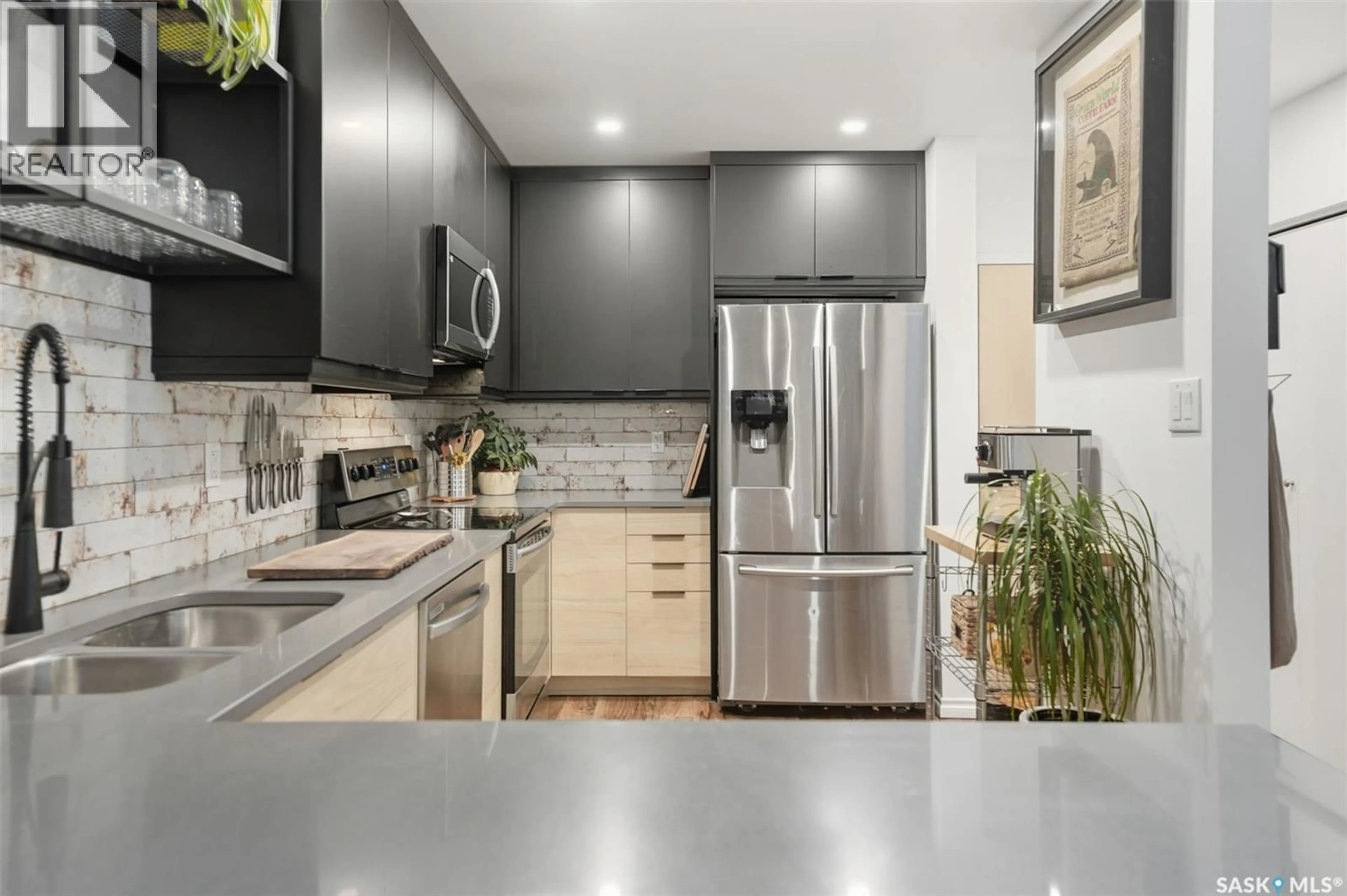 Contemporary kitchen, ceramic/tile floor for N - 404 431 4TH AVENUE, Saskatoon Saskatchewan S7K2M4