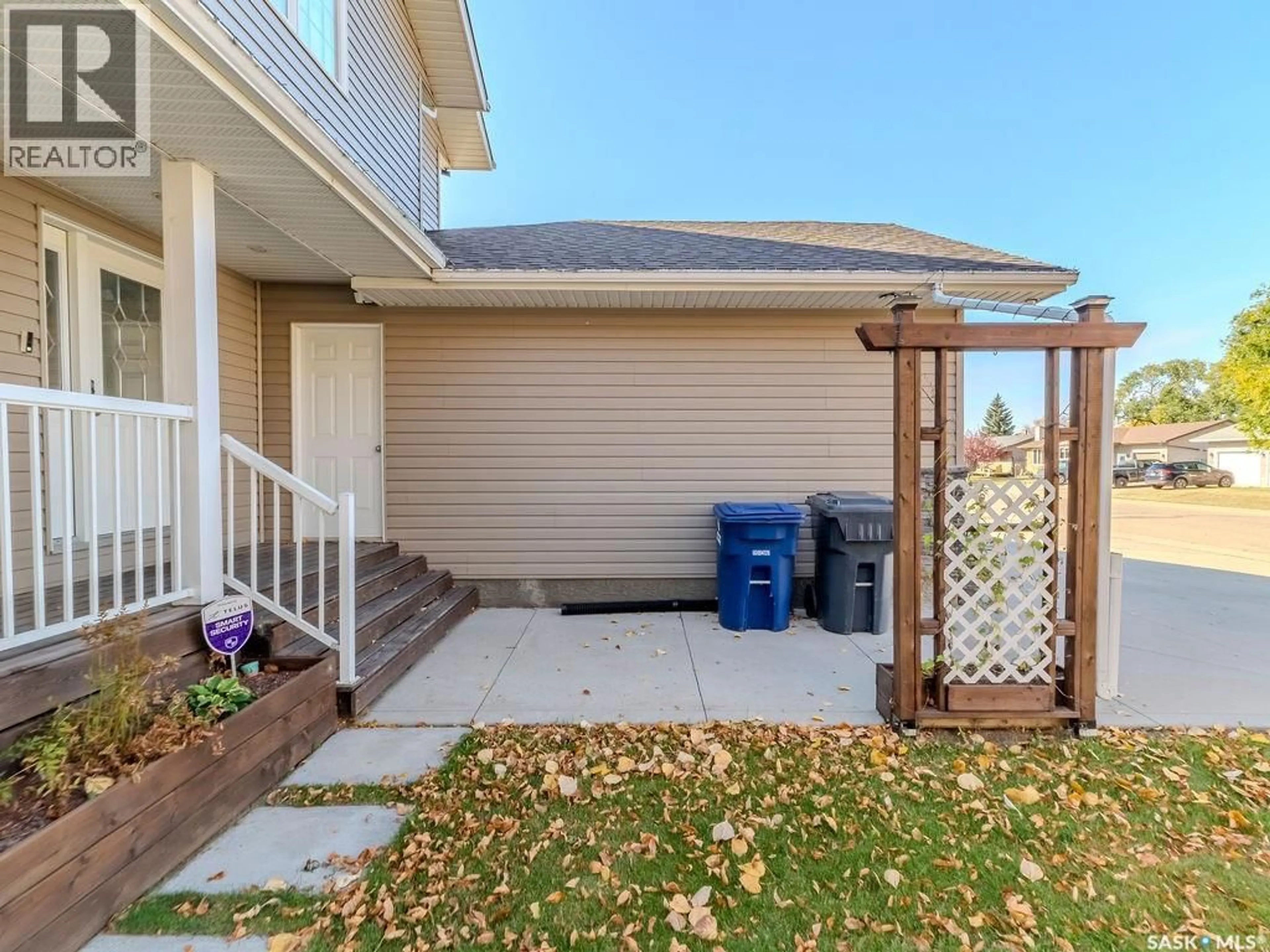 Patio, unknown for 214 1ST STREET, Martensville Saskatchewan S0K2T0