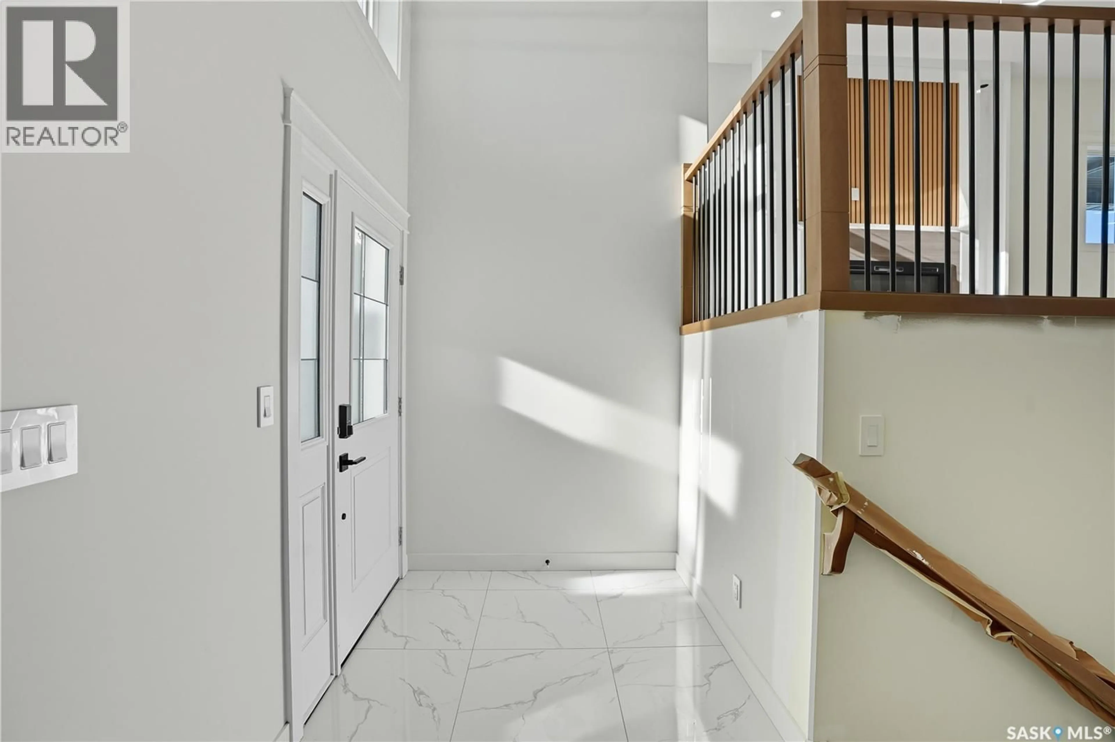 Indoor foyer for 738 BENTLEY MANOR, Saskatoon Saskatchewan S7L6P2