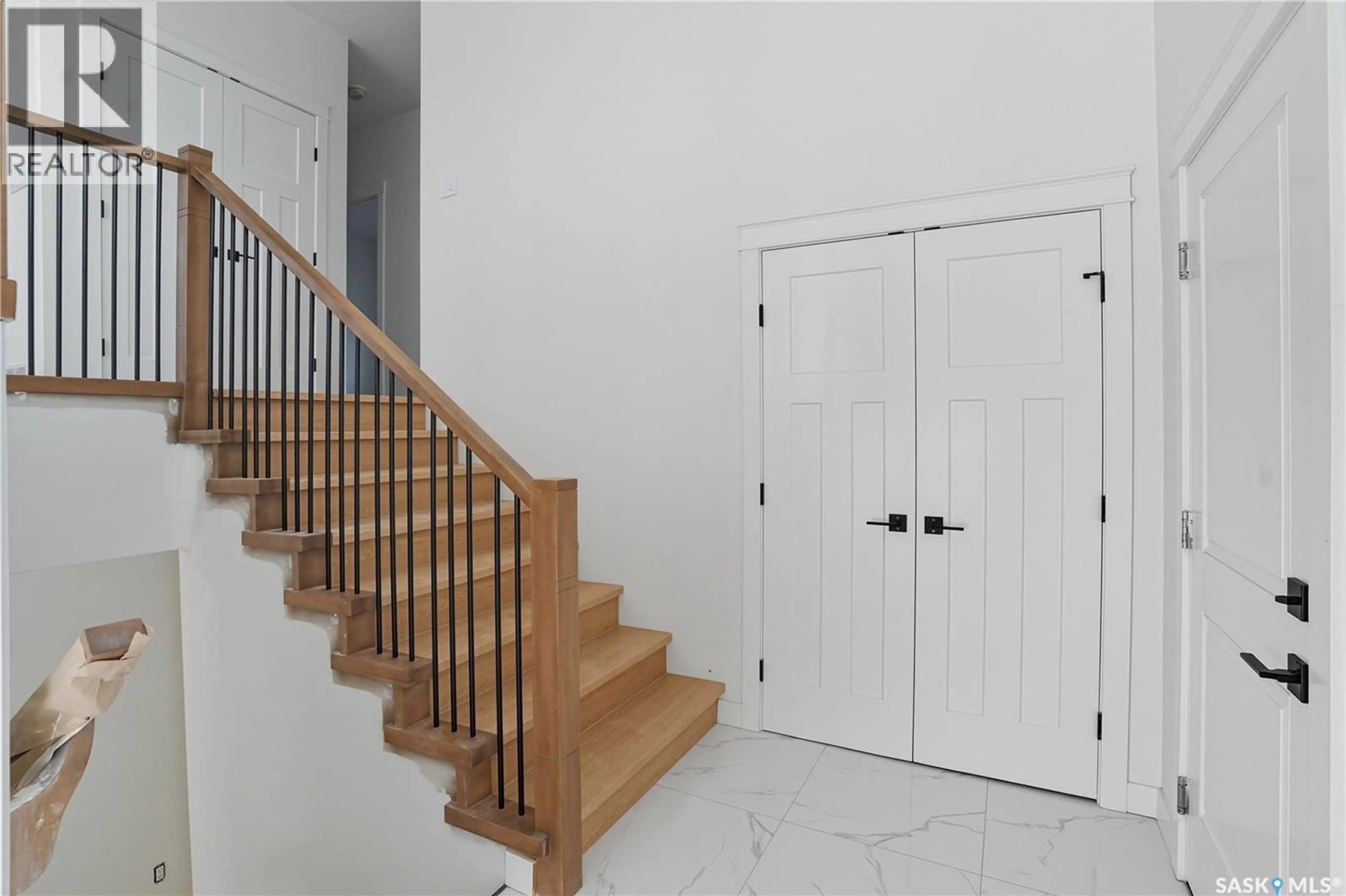 Indoor foyer for 738 BENTLEY MANOR, Saskatoon Saskatchewan S7L6P2