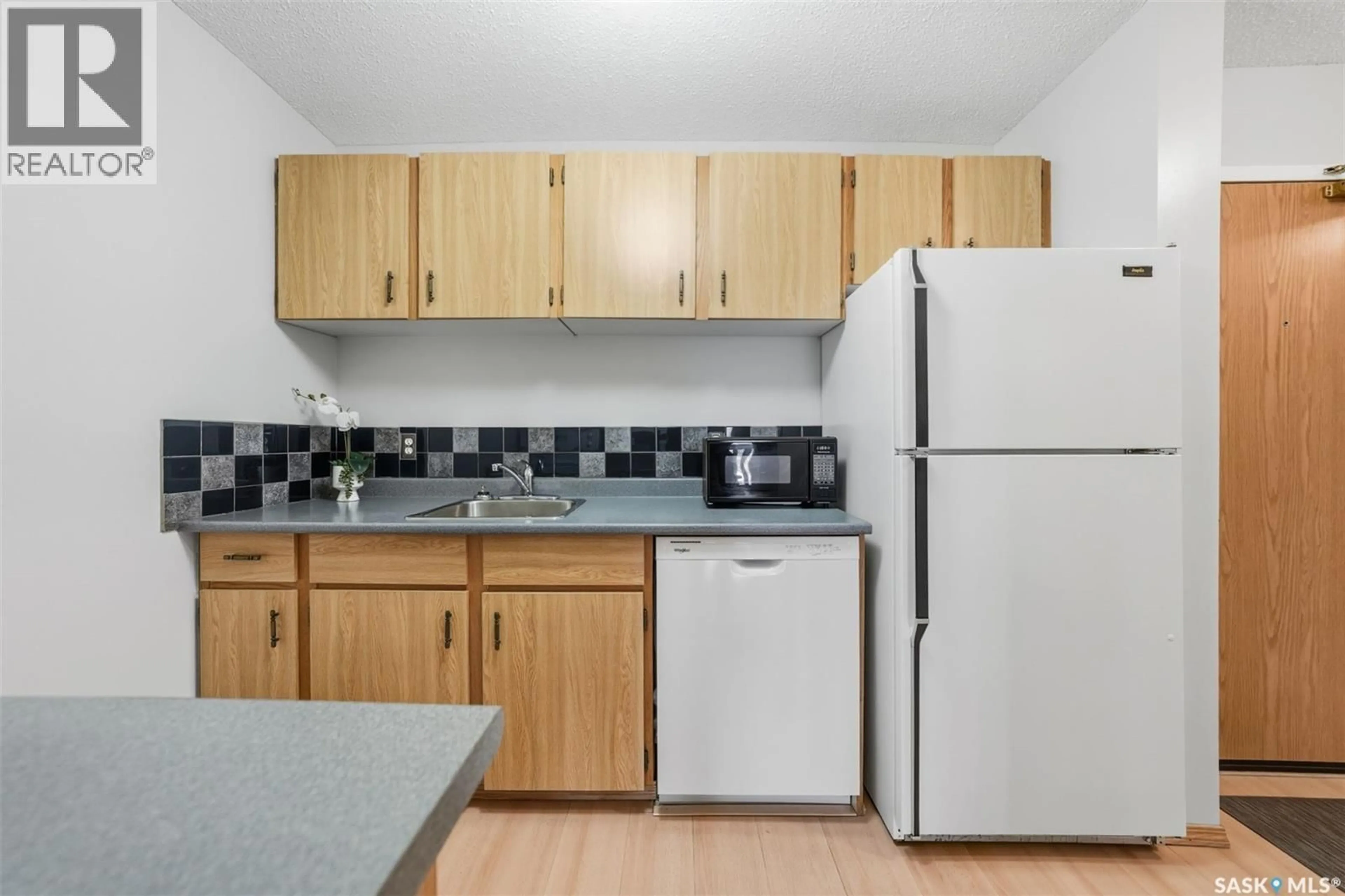 Standard kitchen, unknown for 1034 425 115TH STREET, Saskatoon Saskatchewan S7N2E5