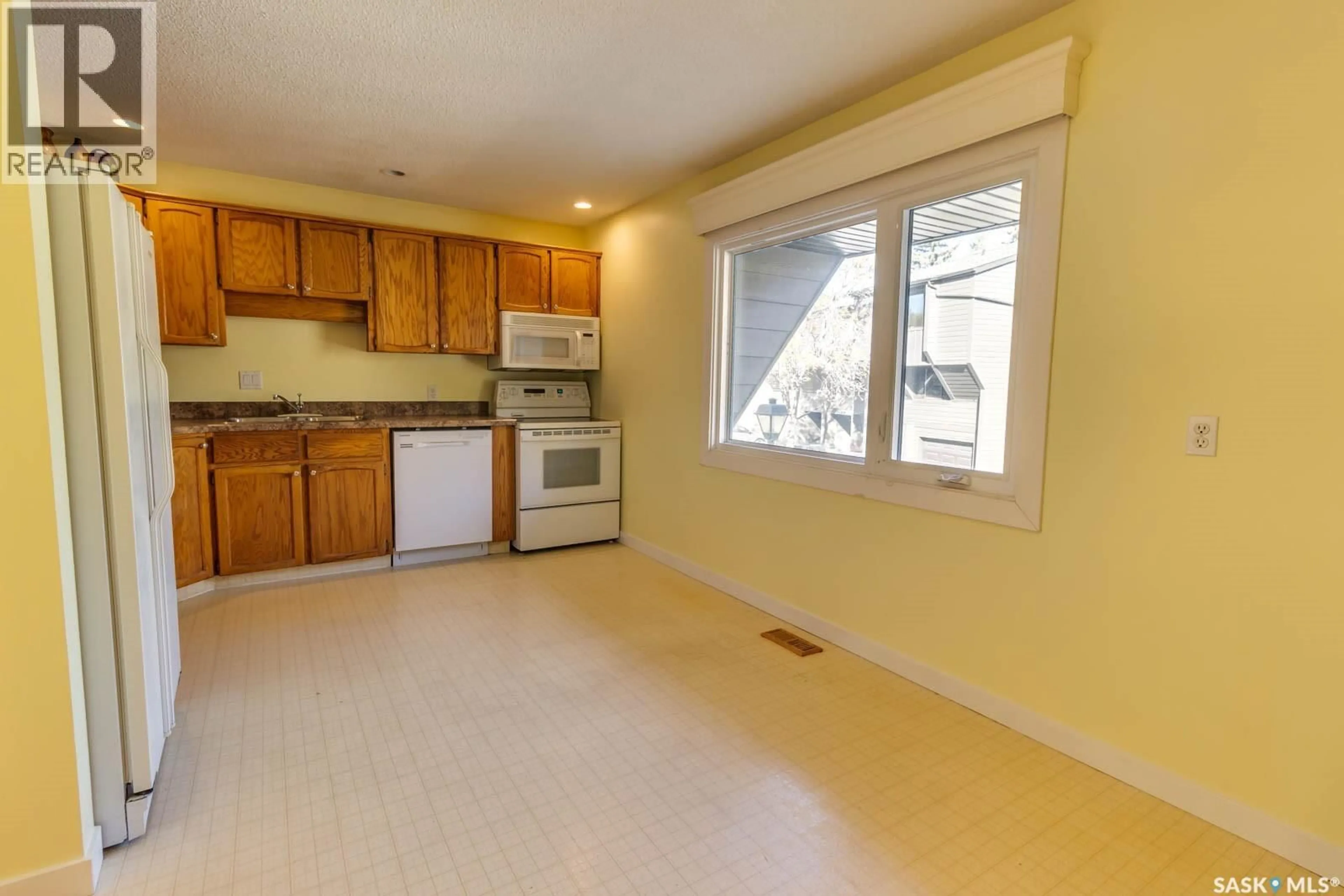 Standard kitchen, unknown for 35 QUINCY DRIVE, Regina Saskatchewan S4S6L6