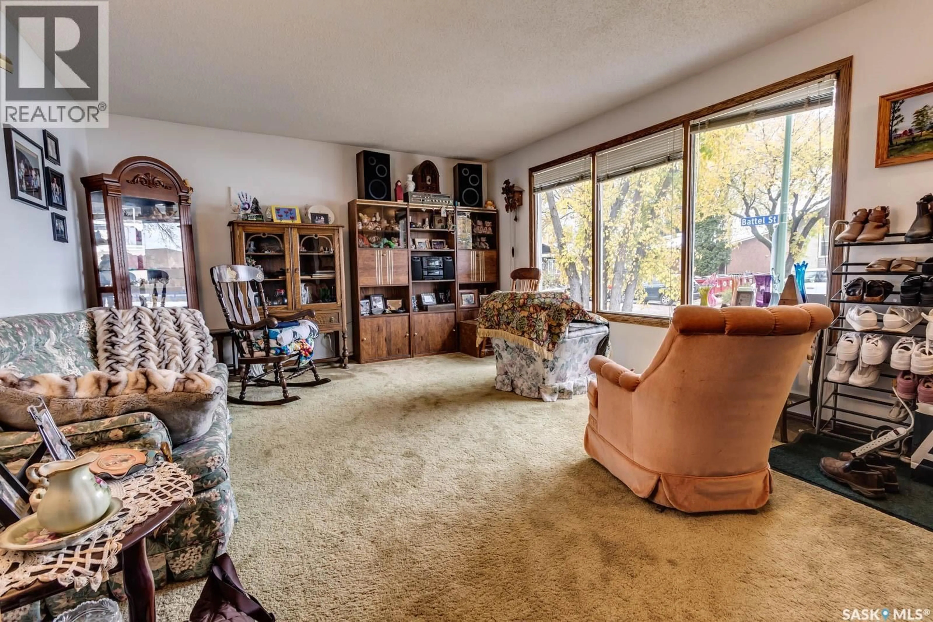 Living room with furniture, carpet floor for 835 BATTEL STREET, Regina Saskatchewan S4X1Y4