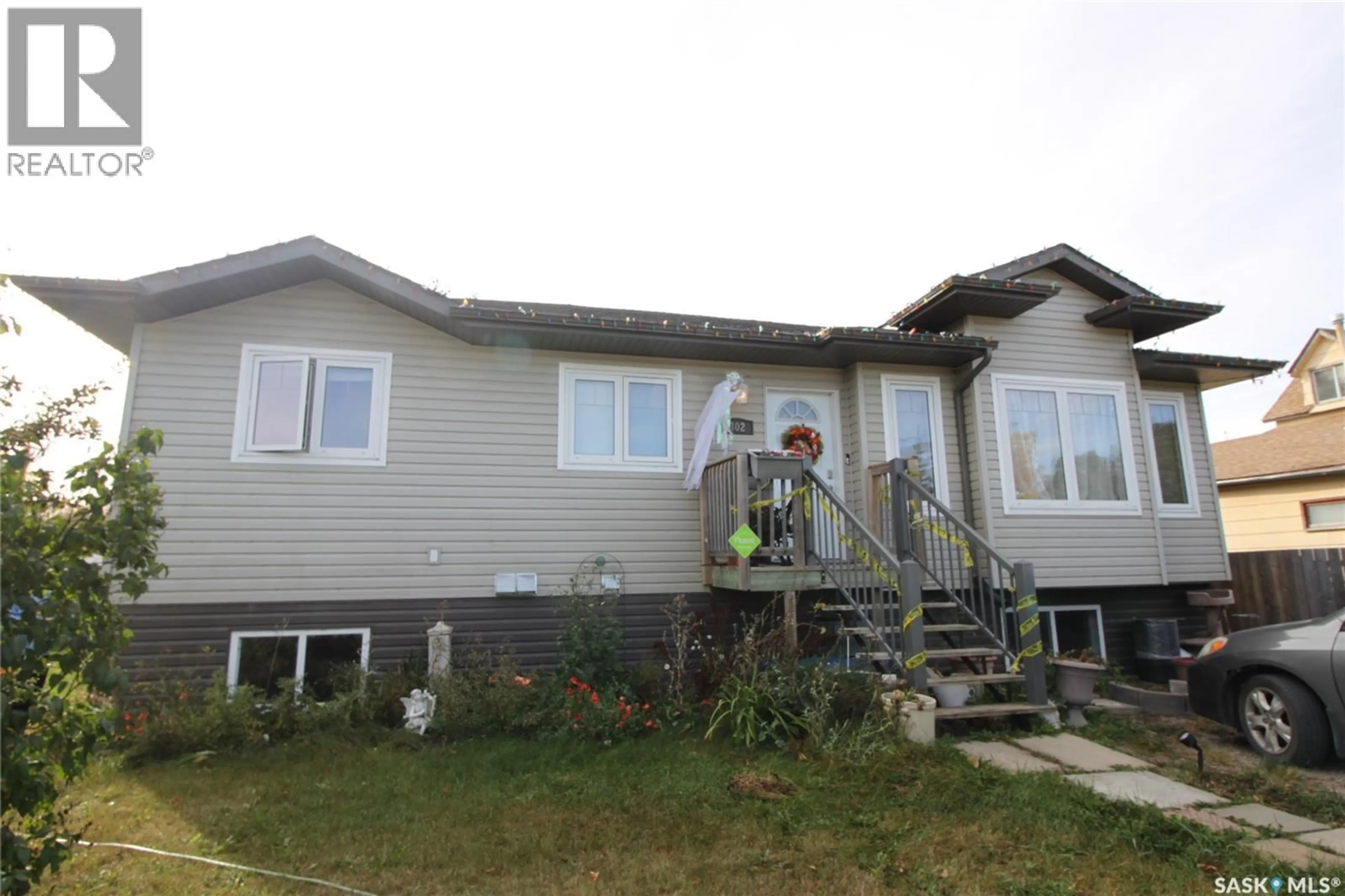 Home with vinyl exterior material, building for 302 3RD STREET, Dundurn Saskatchewan S0K1K0