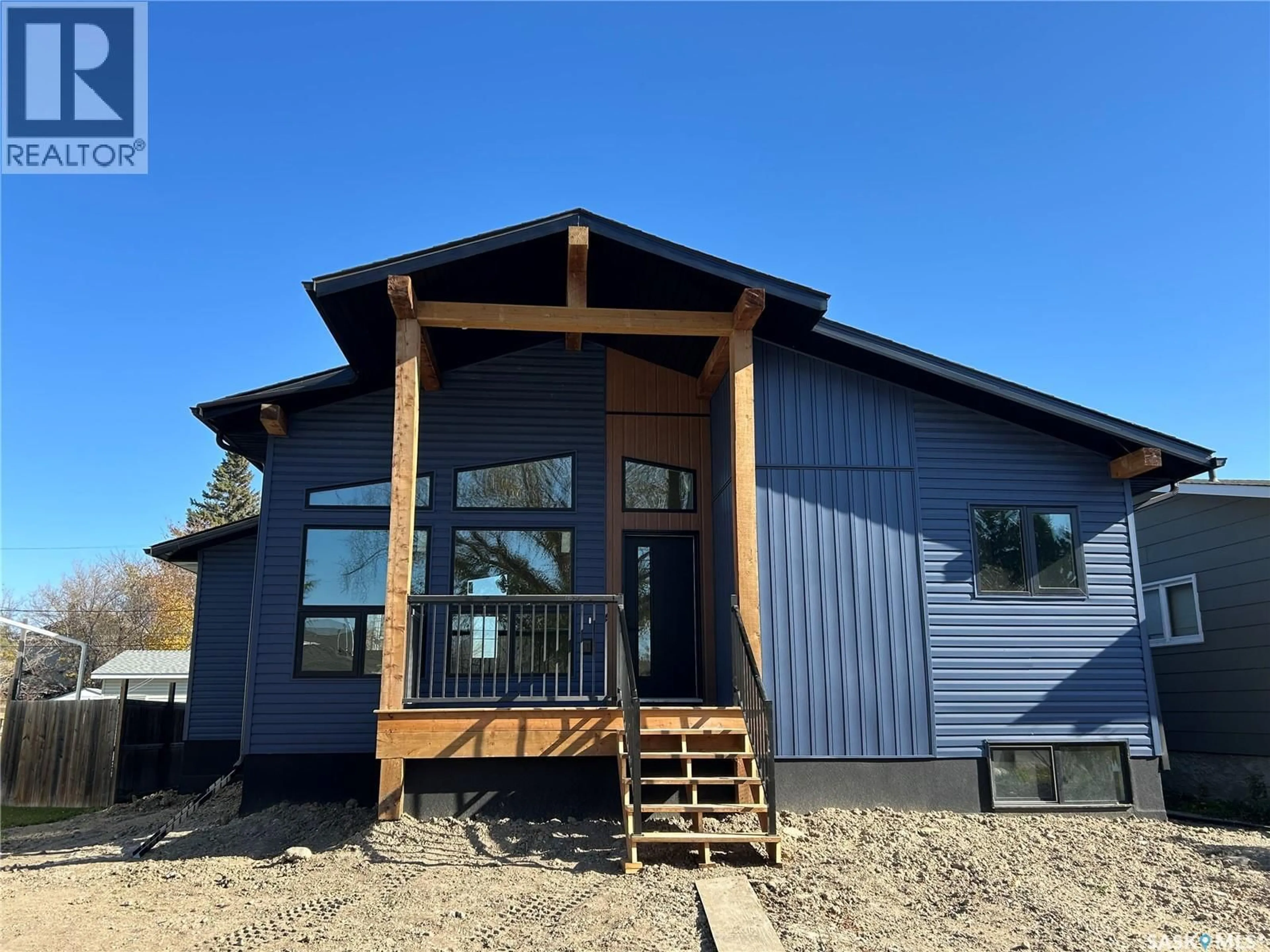 Home with vinyl exterior material, building for 624 11TH STREET, Humboldt Saskatchewan S0K2A0