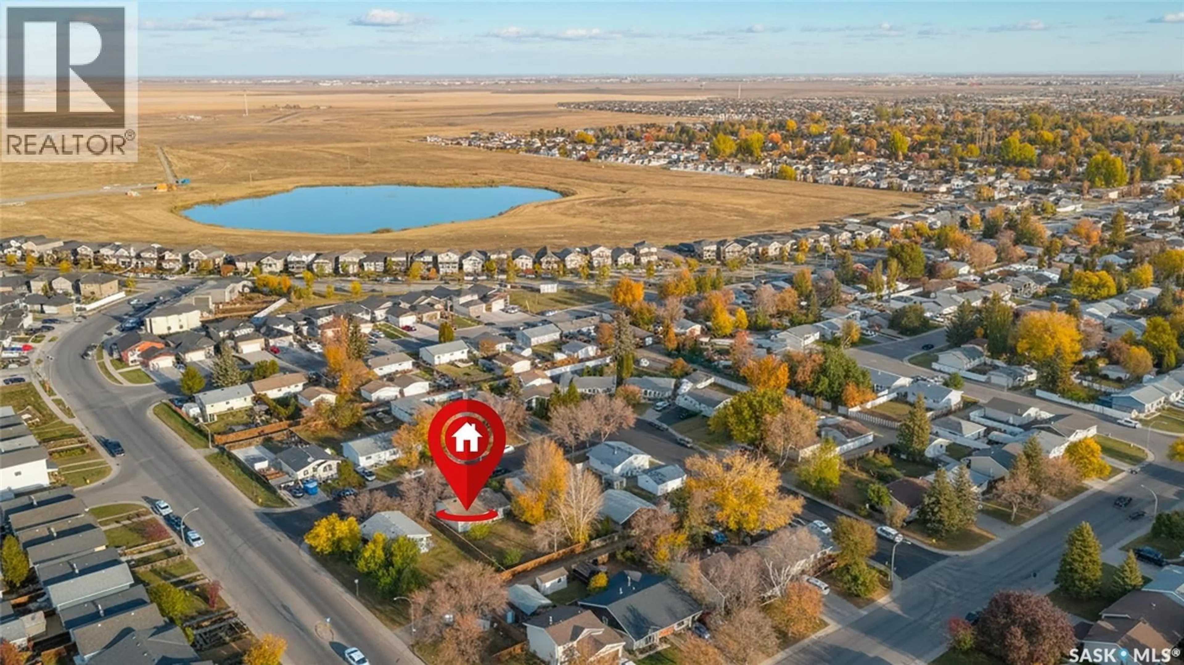 A pic from outside/outdoor area/front of a property/back of a property/a pic from drone, water/lake/river/ocean view for 35 BERNARD CRESCENT, Saskatoon Saskatchewan S7L5L6