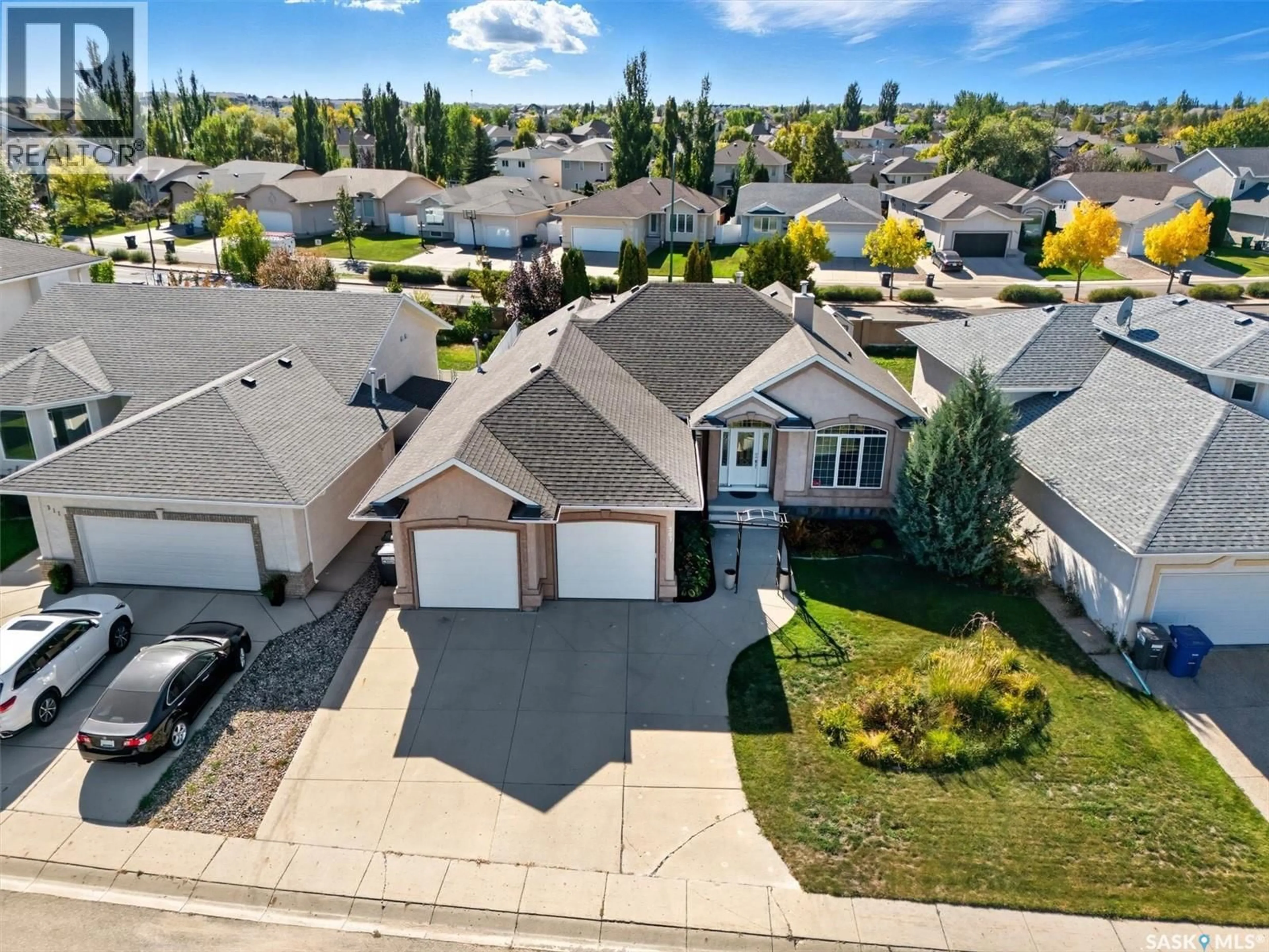 A pic from outside/outdoor area/front of a property/back of a property/a pic from drone, street for 307 BEECHMONT LANE, Saskatoon Saskatchewan S7V1C6