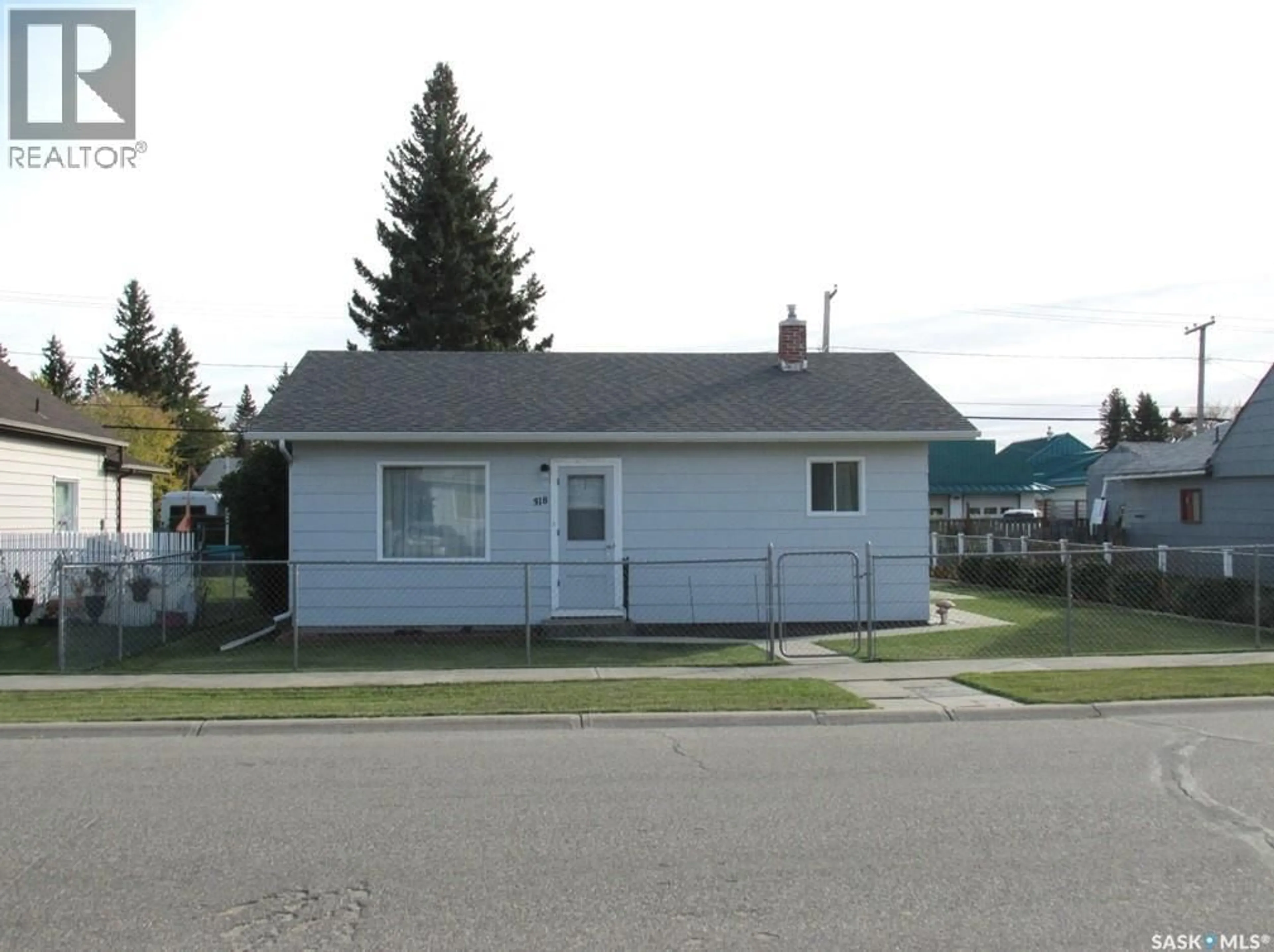 Home with vinyl exterior material, street for 318 6TH AVENUE, Nipawin Saskatchewan S0E1E0