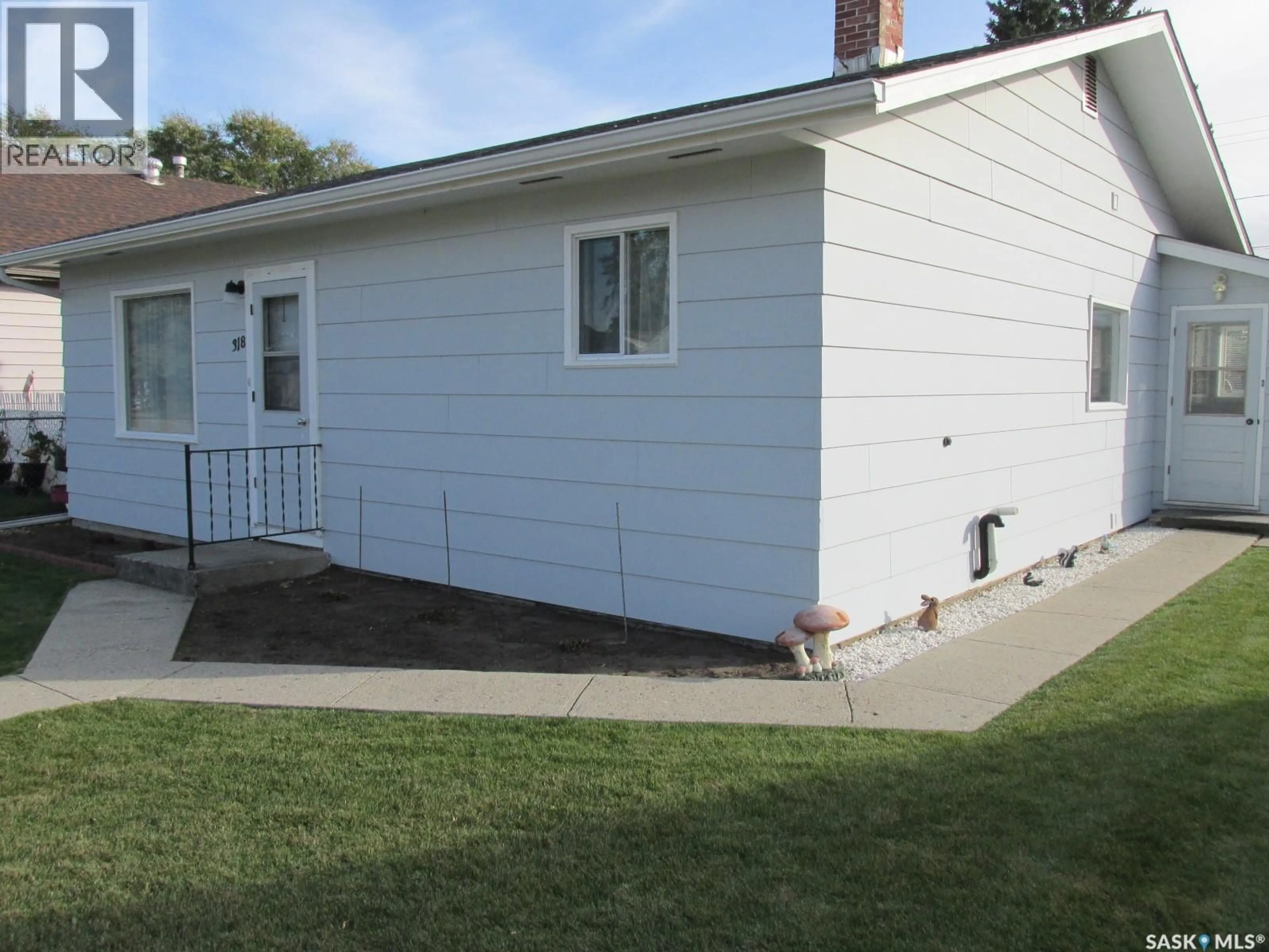 Home with vinyl exterior material, building for 318 6TH AVENUE, Nipawin Saskatchewan S0E1E0