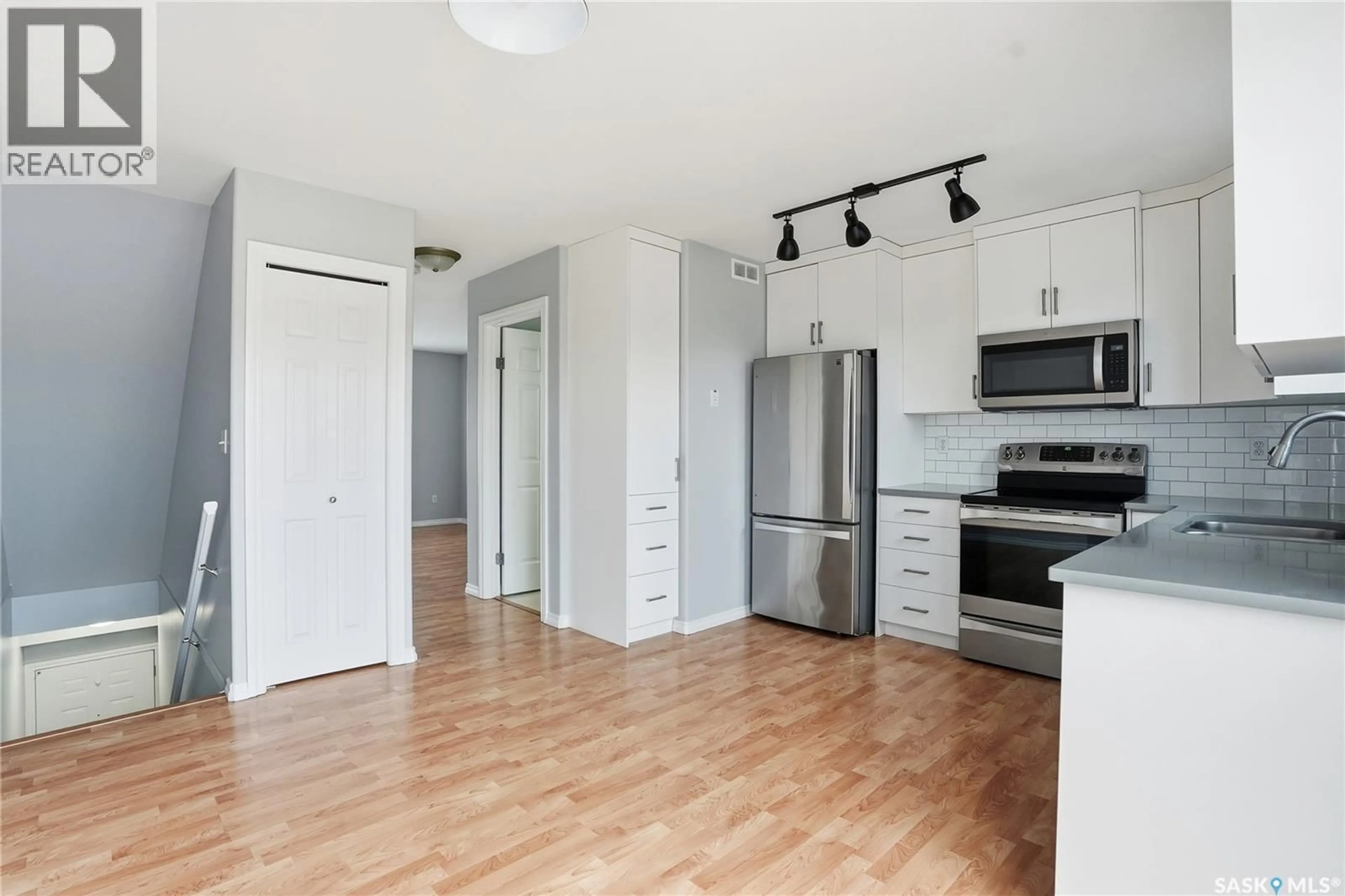 Standard kitchen, wood/laminate floor for 35 118 PAWLYCHENKO LANE, Saskatoon Saskatchewan S7V1J9