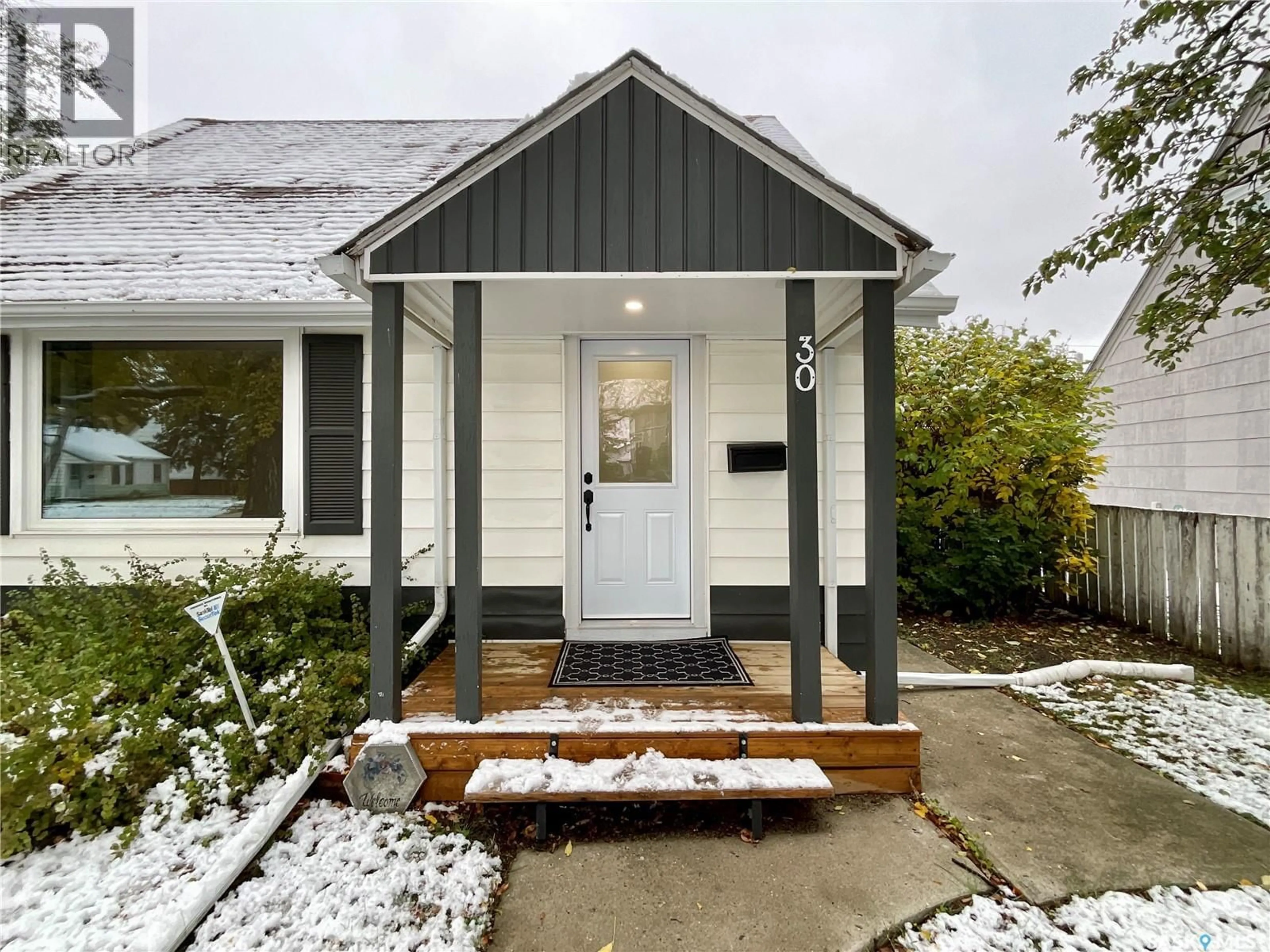 Indoor entryway for 30 CECIL CRESCENT, Regina Saskatchewan S4T5Y5