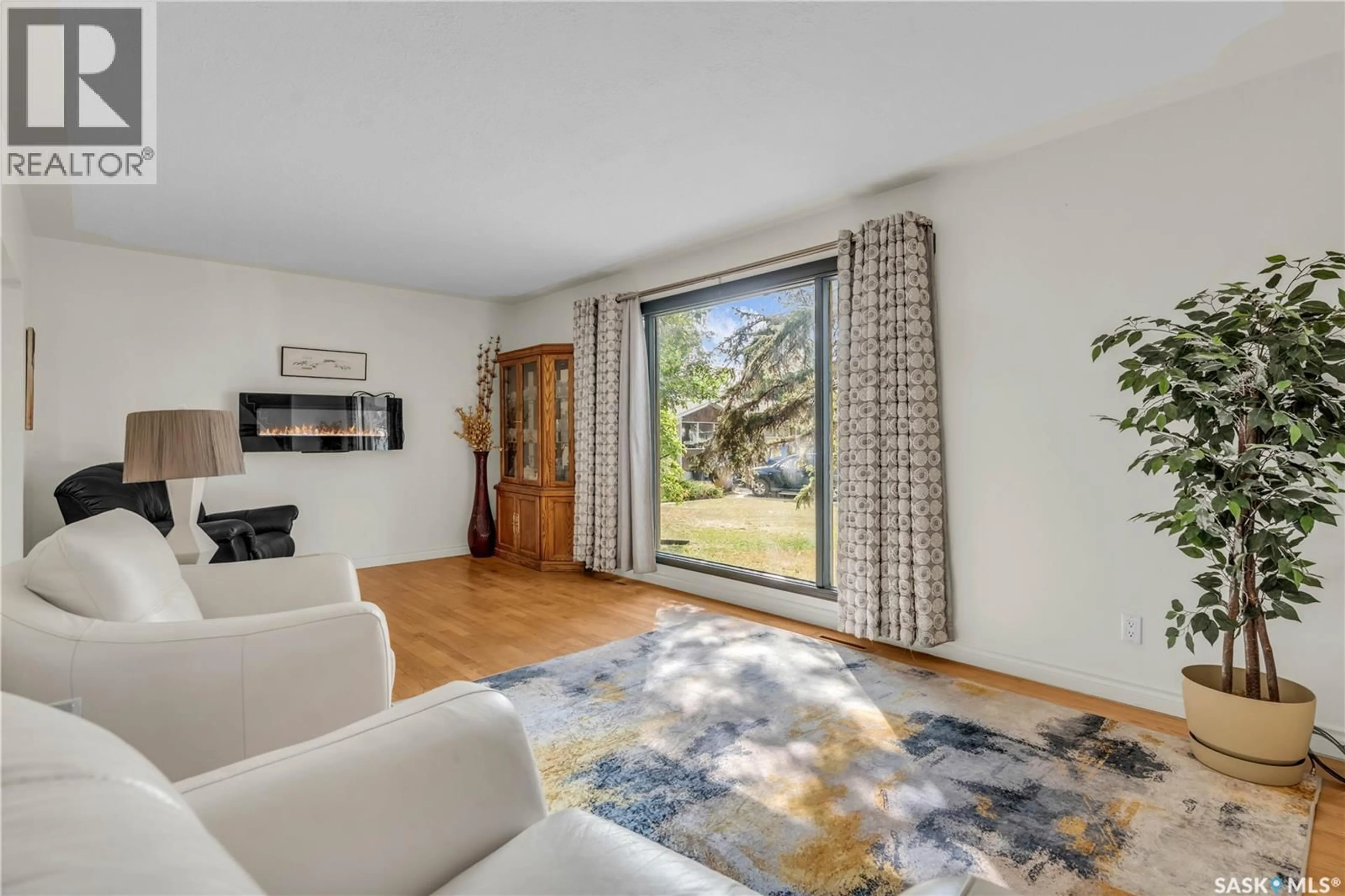 Living room with furniture, unknown for 275 LOGAN CRESCENT, Regina Saskatchewan S4S5S8