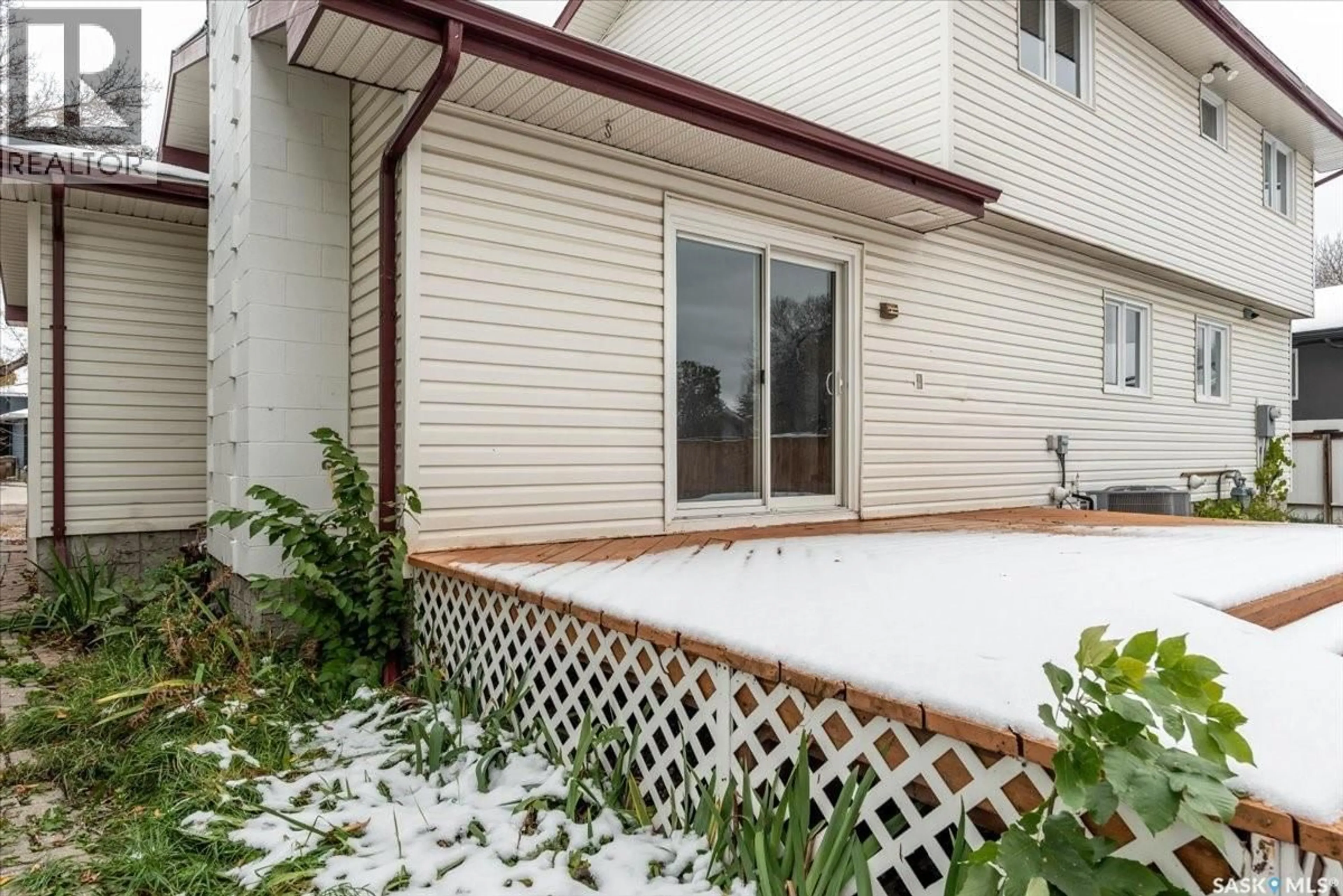 Patio, street for 27 MELVILLE AVENUE, Regina Saskatchewan S4T7H5