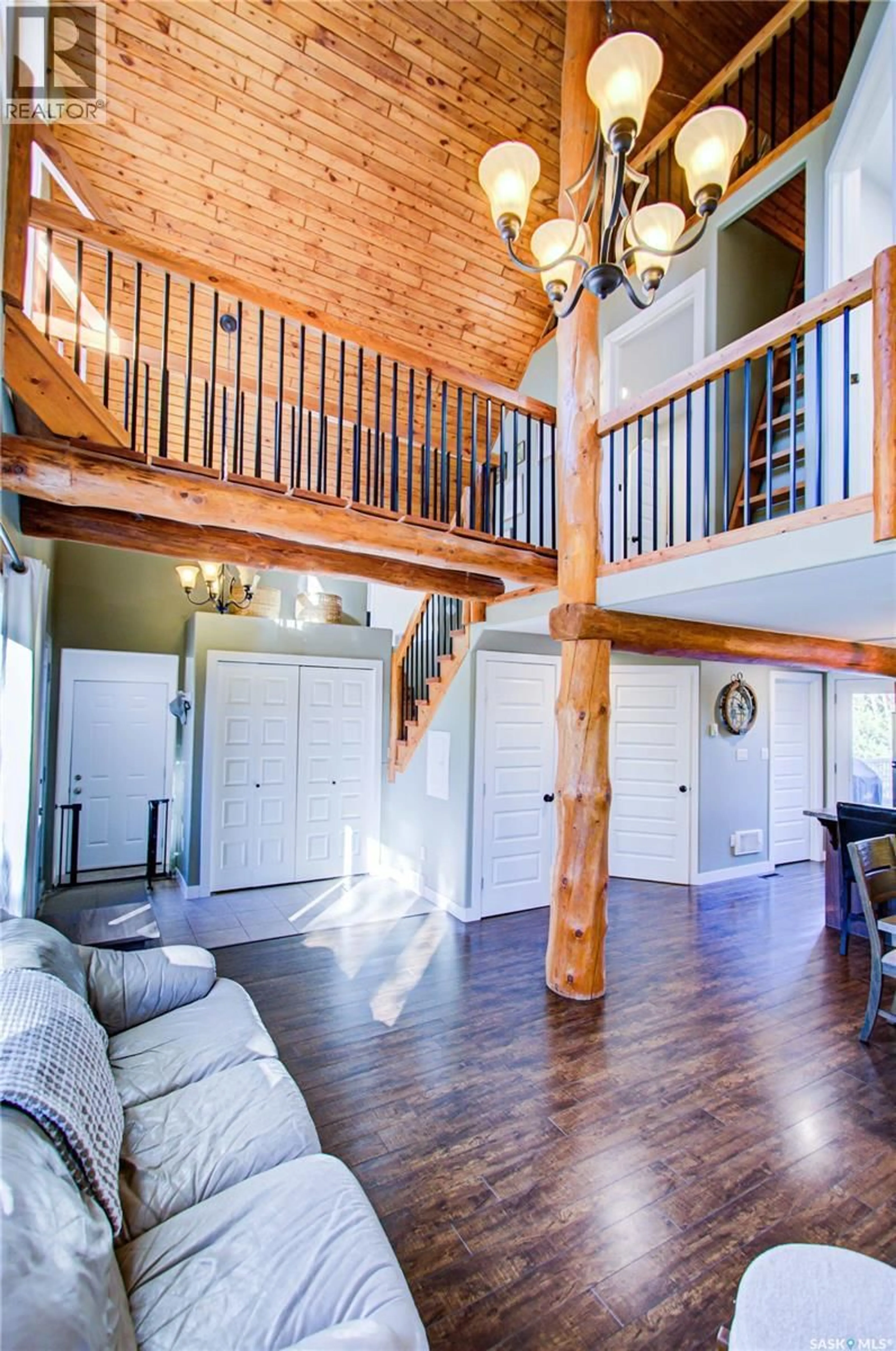 Indoor foyer for 437 2ND STREET, Beatty Saskatchewan S0J0C0