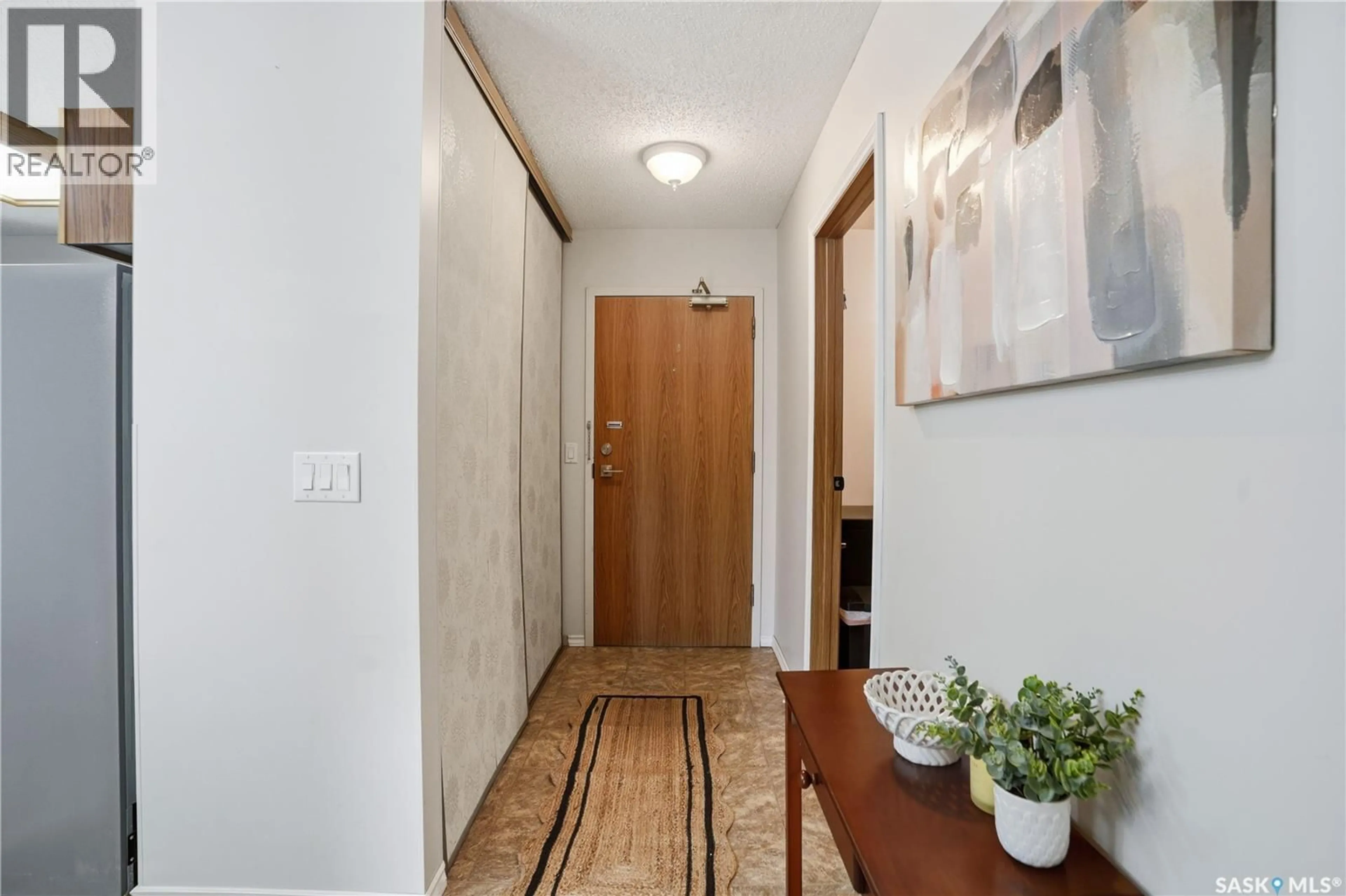 Indoor entryway for 204 - 1006 9TH STREET, Saskatoon Saskatchewan S7H0N2