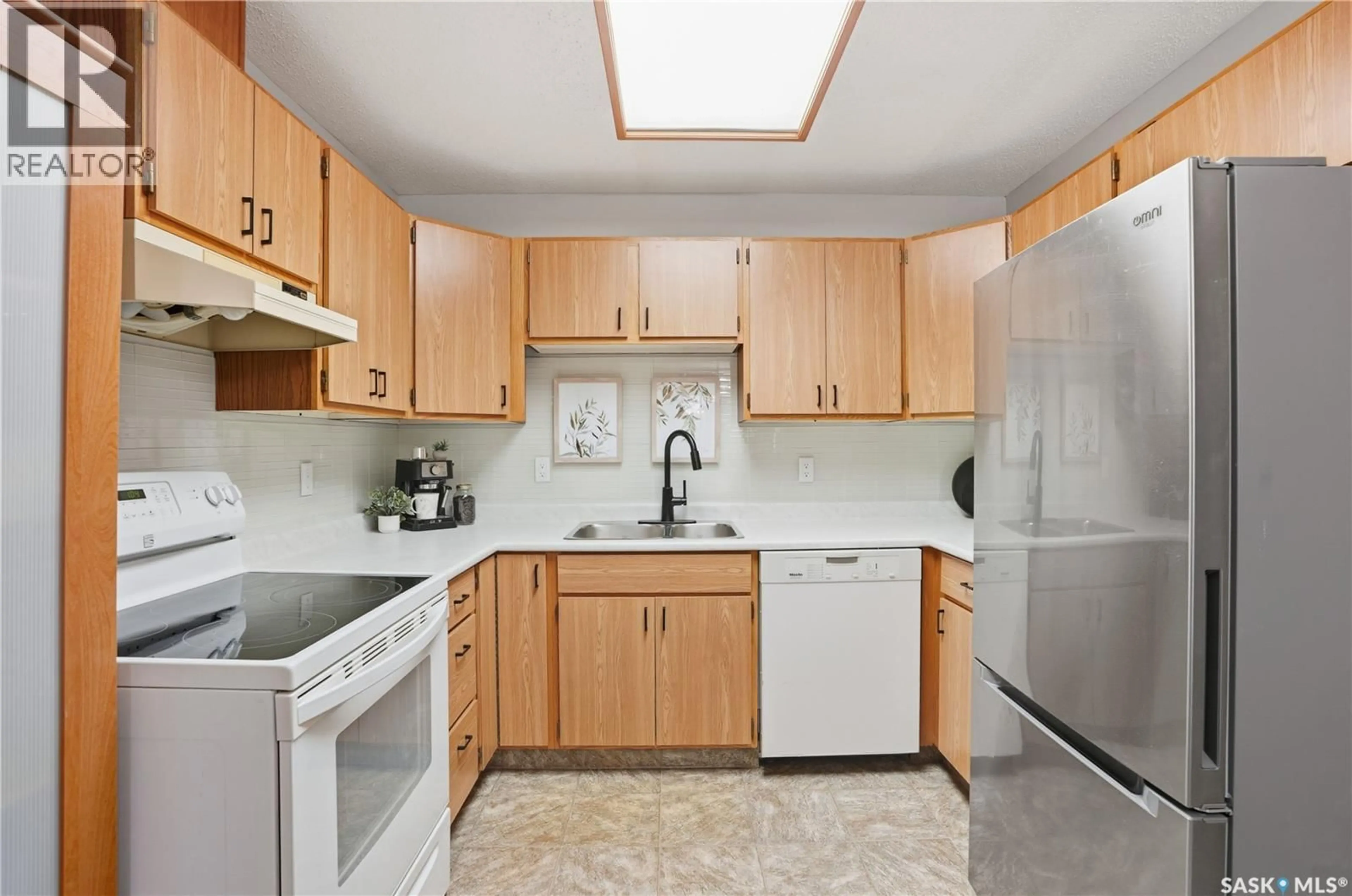 Standard kitchen, unknown for 204 - 1006 9TH STREET, Saskatoon Saskatchewan S7H0N2