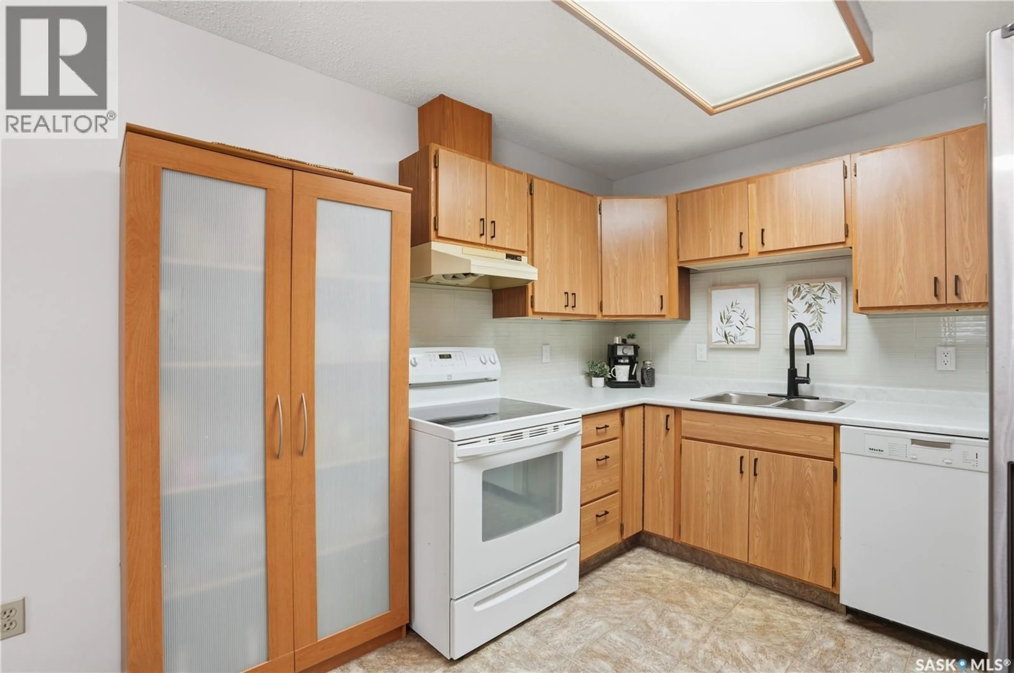 Standard kitchen, unknown for 204 - 1006 9TH STREET, Saskatoon Saskatchewan S7H0N2