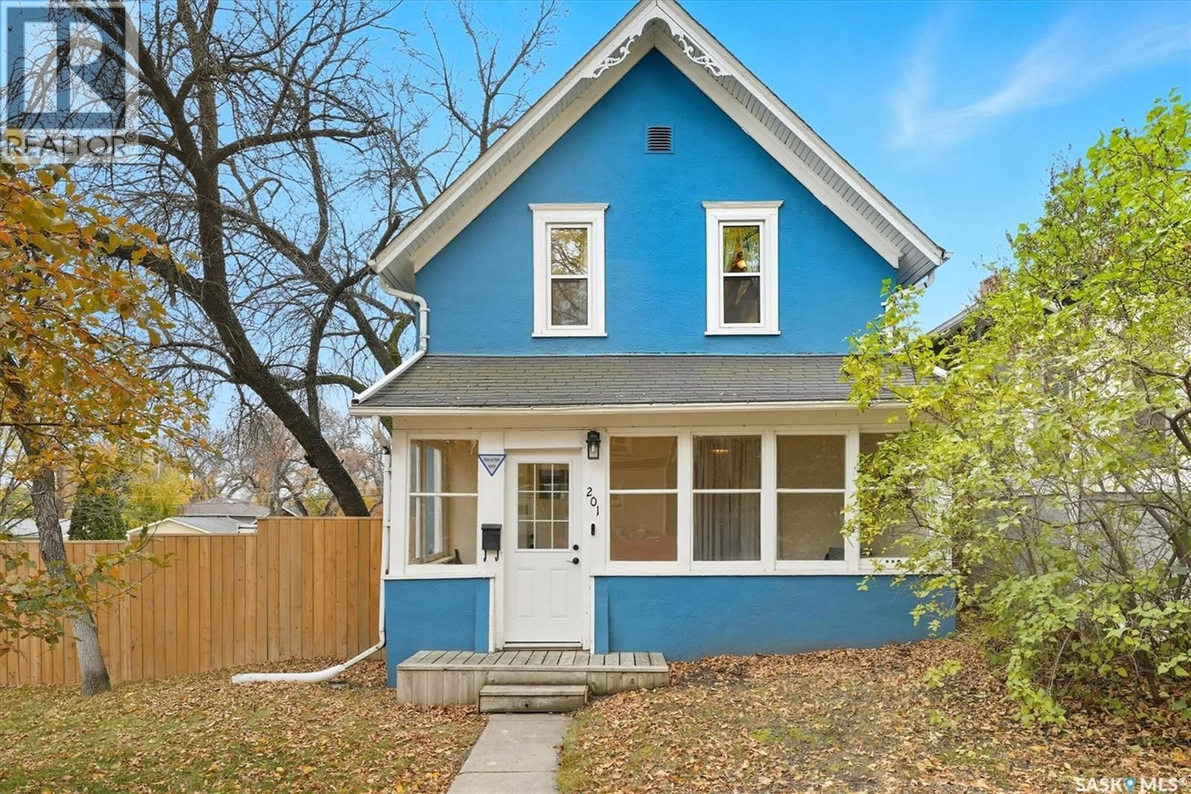 Home with vinyl exterior material, street for 201 28TH STREET, Saskatoon Saskatchewan S7L0K4