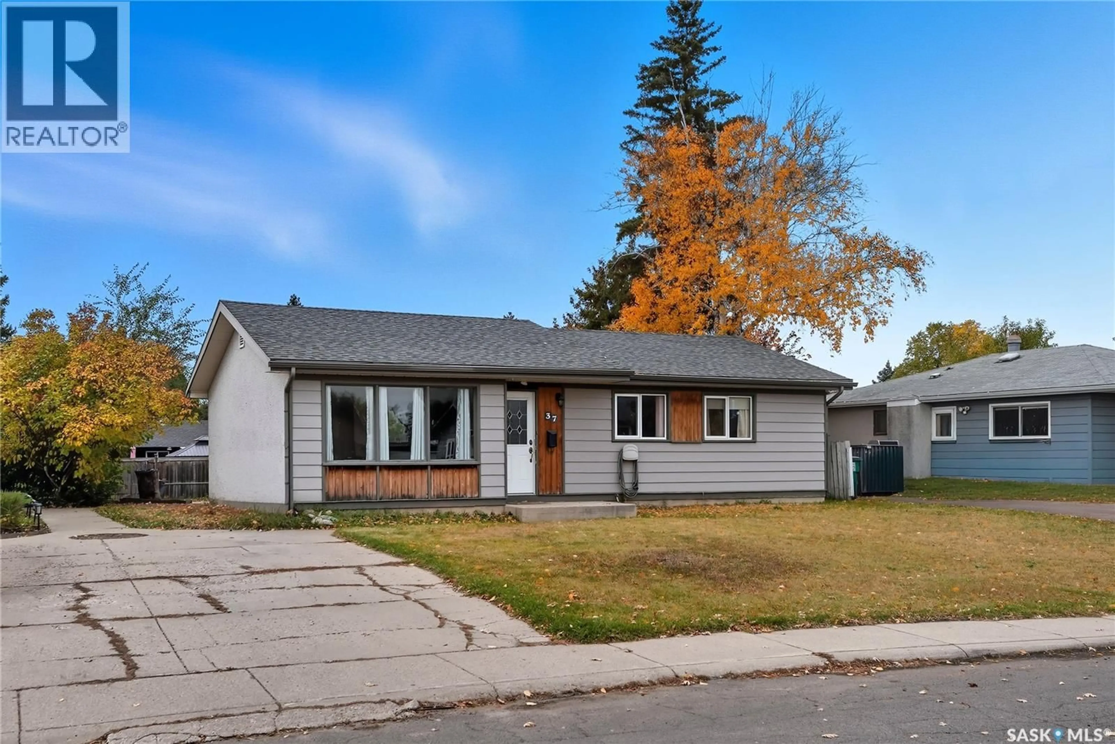 Home with vinyl exterior material, street for 37 MORRIS DRIVE, Saskatoon Saskatchewan S7L3V1