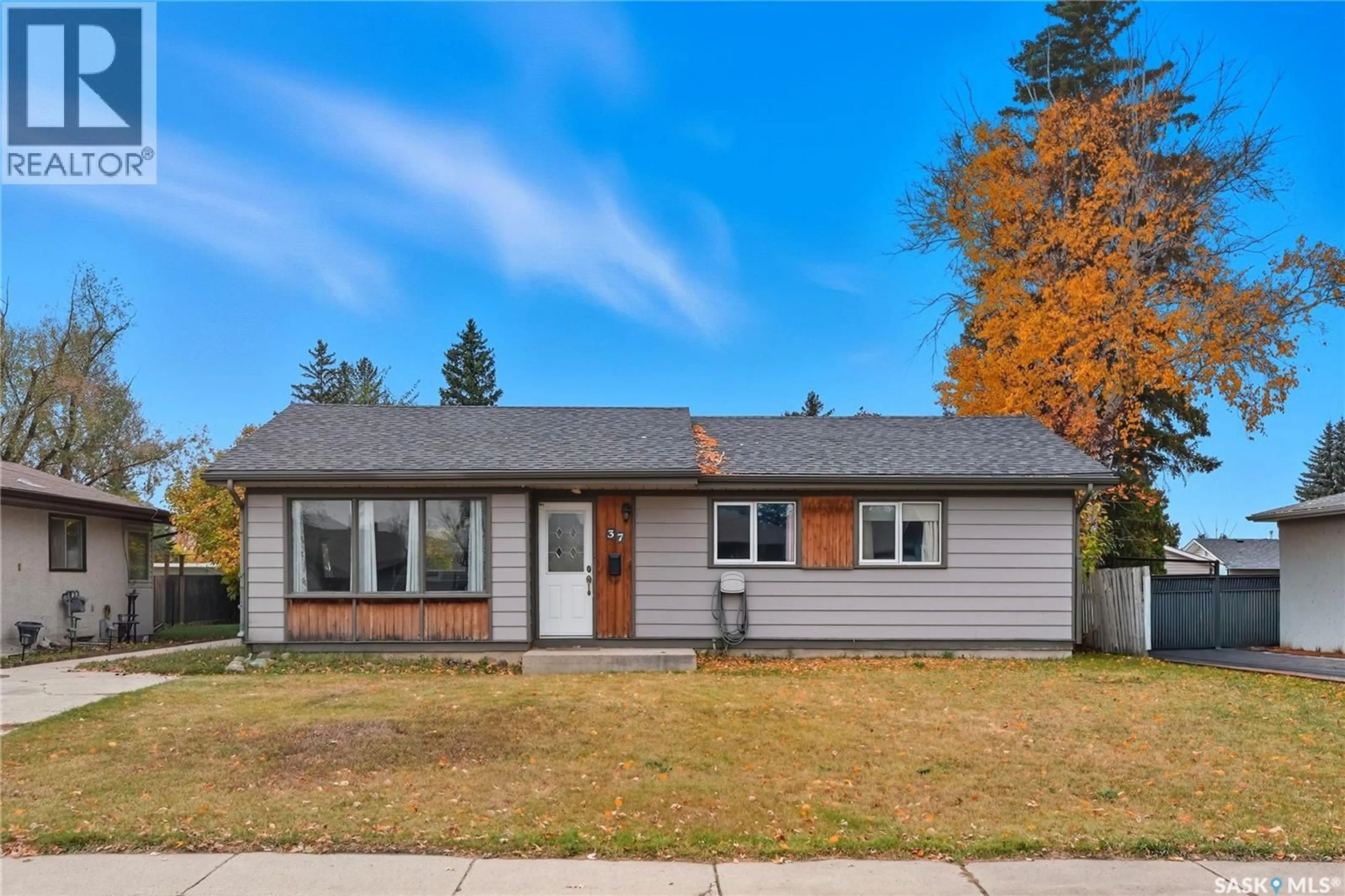 Home with vinyl exterior material, street for 37 MORRIS DRIVE, Saskatoon Saskatchewan S7L3V1