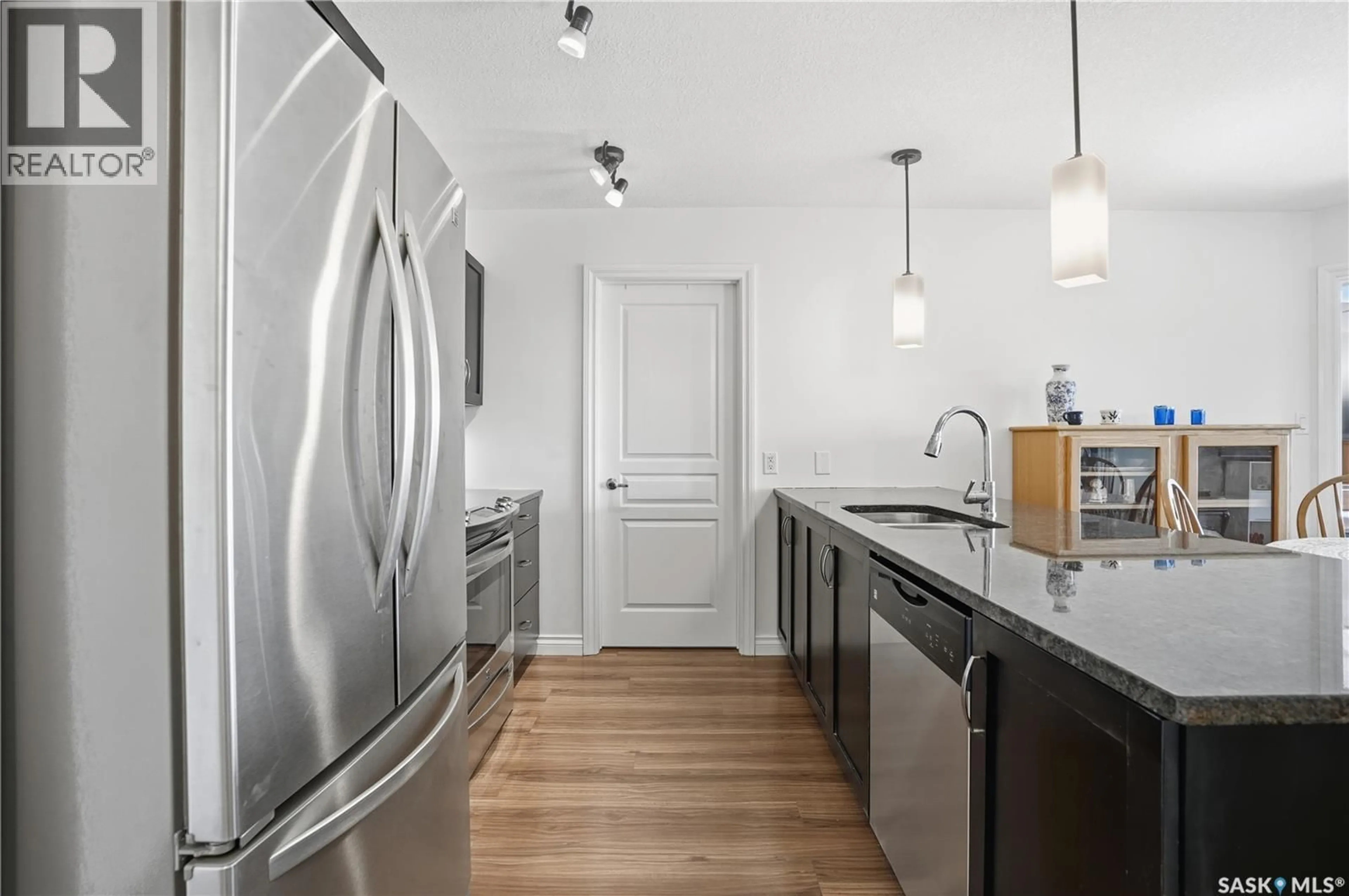 Contemporary kitchen, unknown for 215 - 5303 UNIVERSAL CRESCENT, Regina Saskatchewan S4W0L1