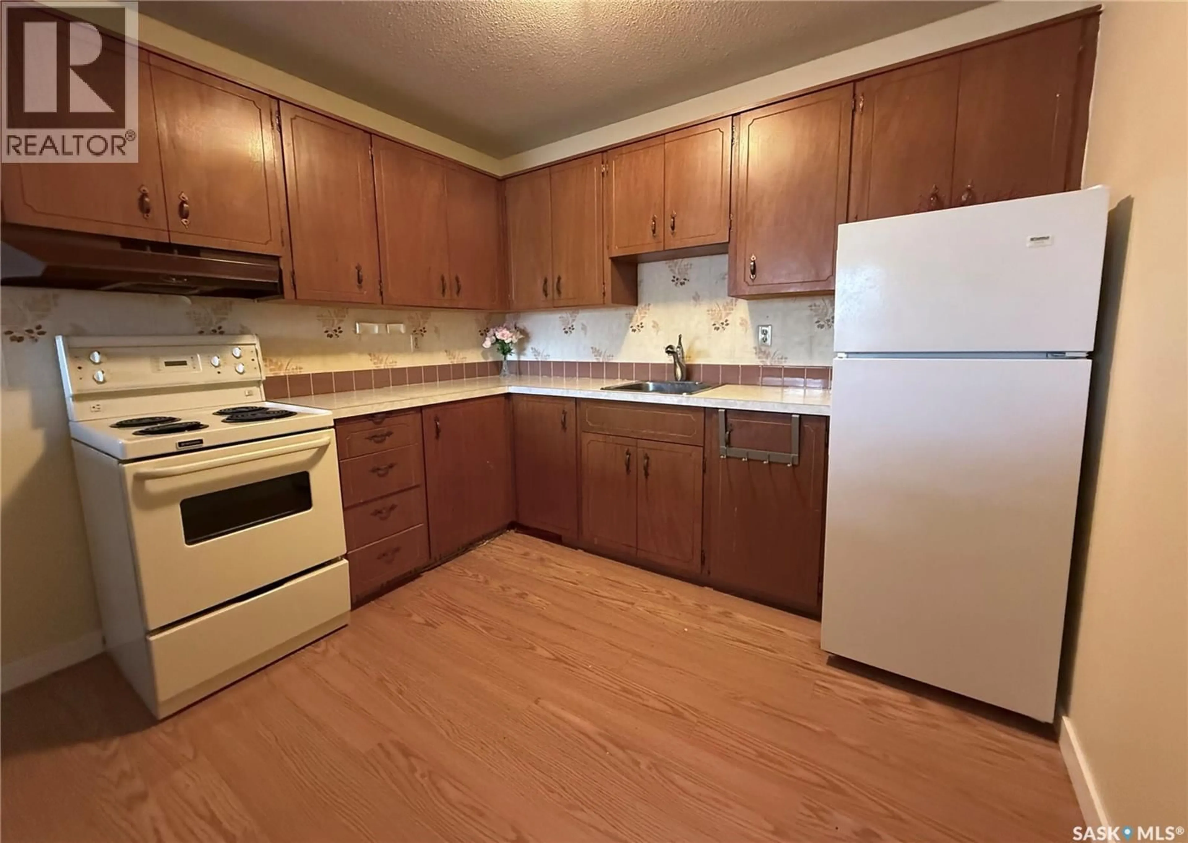 Standard kitchen, wood/laminate floor for 20 - 4505 RAE STREET, Regina Saskatchewan S4S3B2