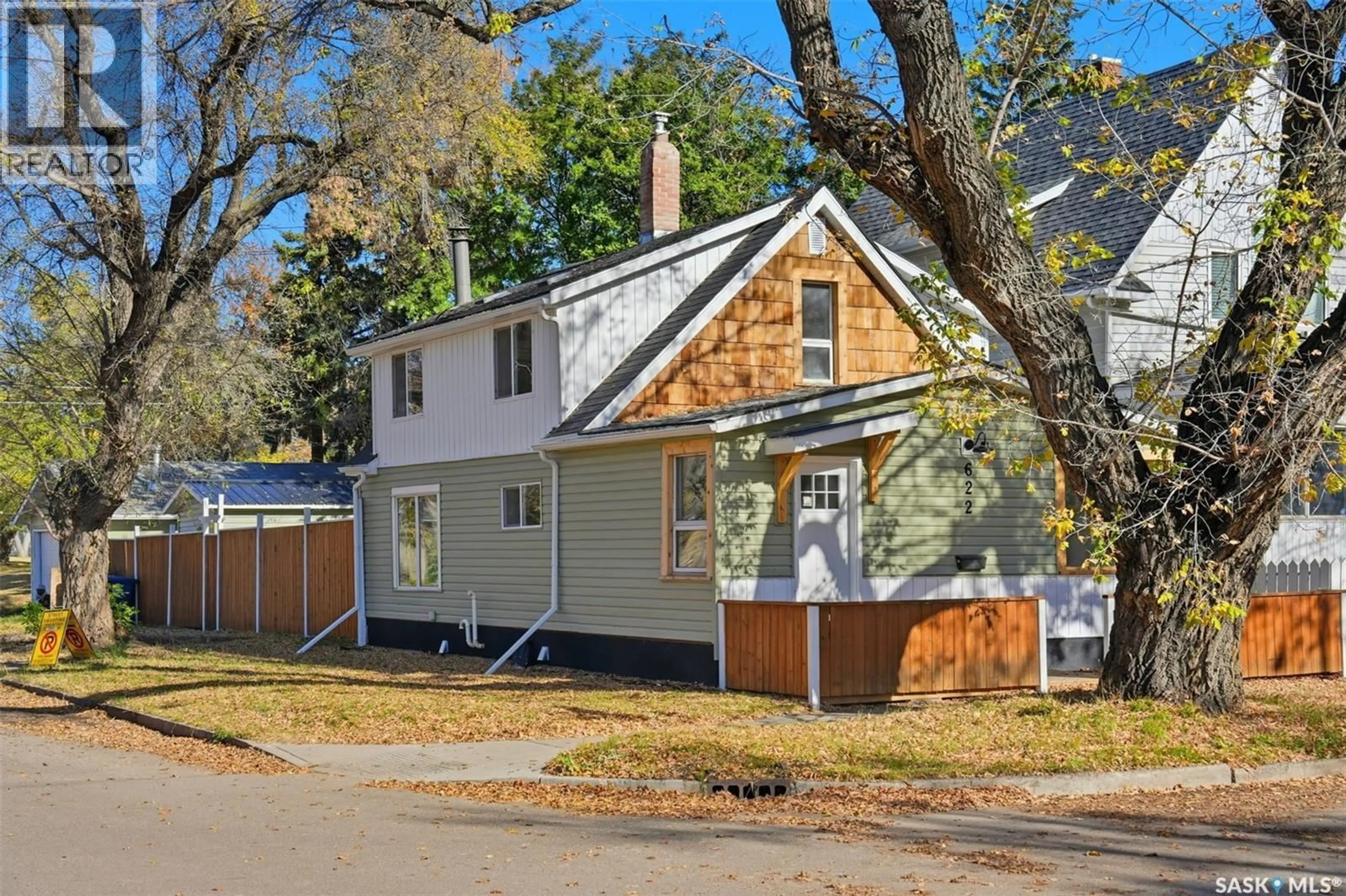 Home with vinyl exterior material, street for 622 31ST STREET, Saskatoon Saskatchewan S7L0R3