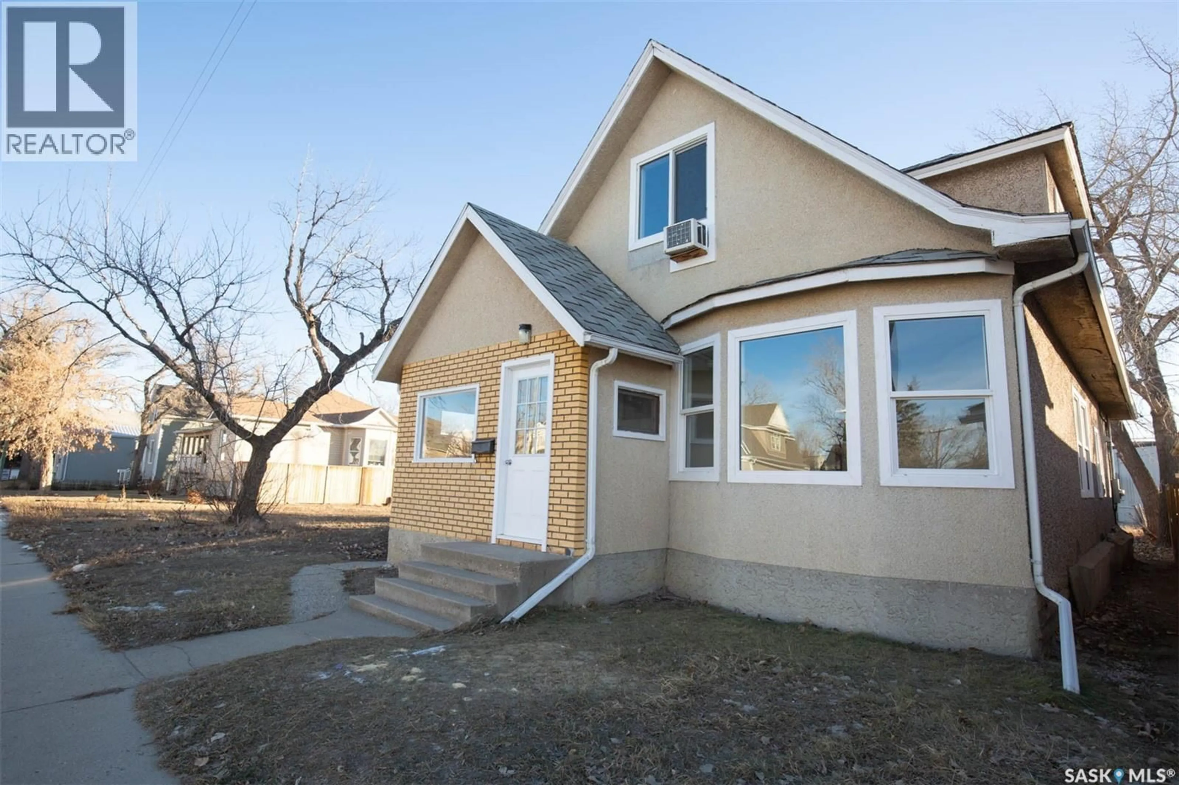 Home with vinyl exterior material, street for 375 FAIRFORD STREET, Moose Jaw Saskatchewan S6H1V8