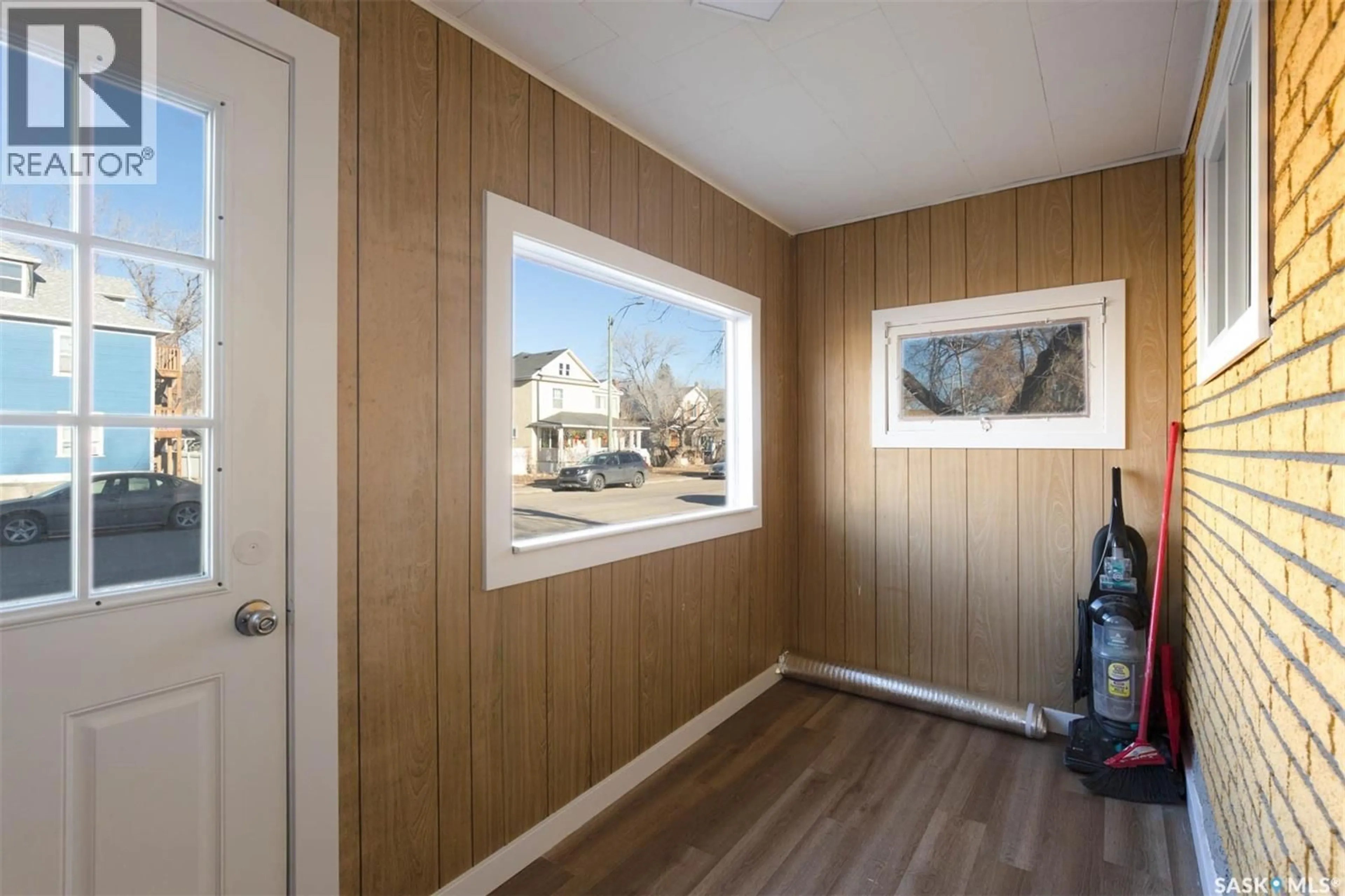 Indoor entryway for 375 FAIRFORD STREET, Moose Jaw Saskatchewan S6H1V8