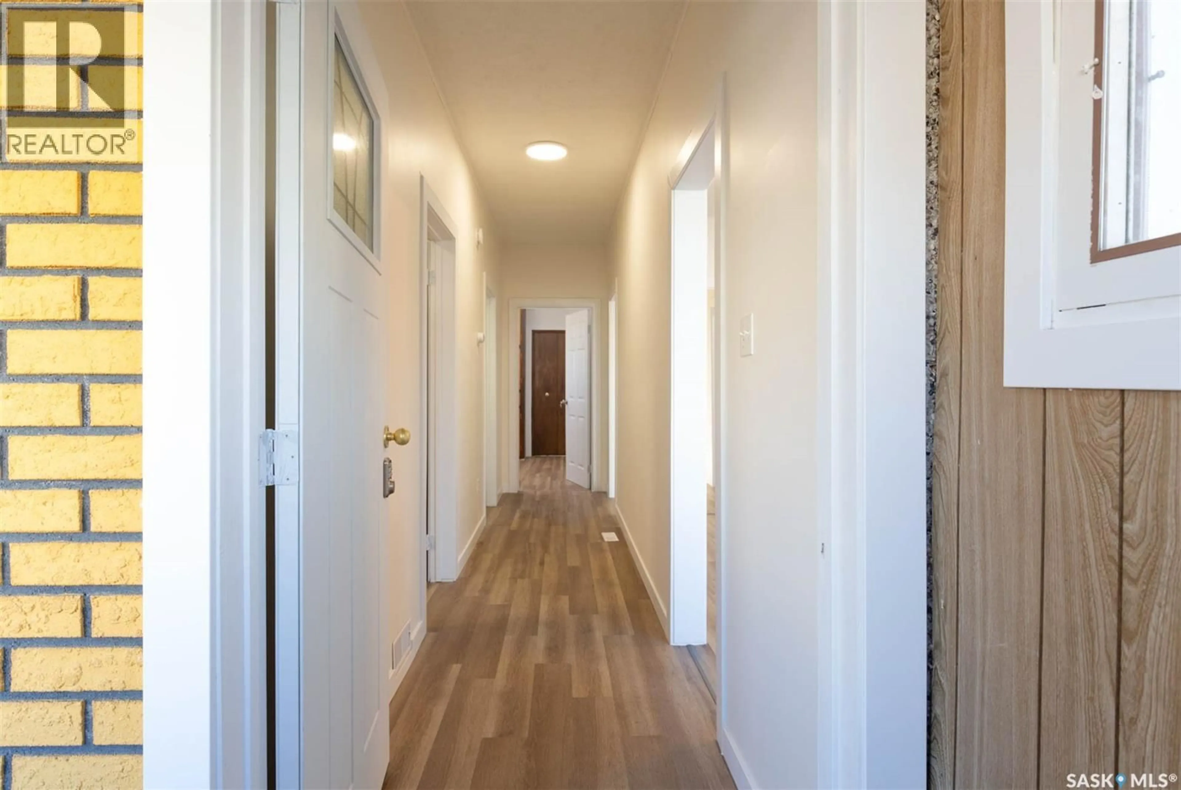 Indoor foyer for 375 FAIRFORD STREET, Moose Jaw Saskatchewan S6H1V8