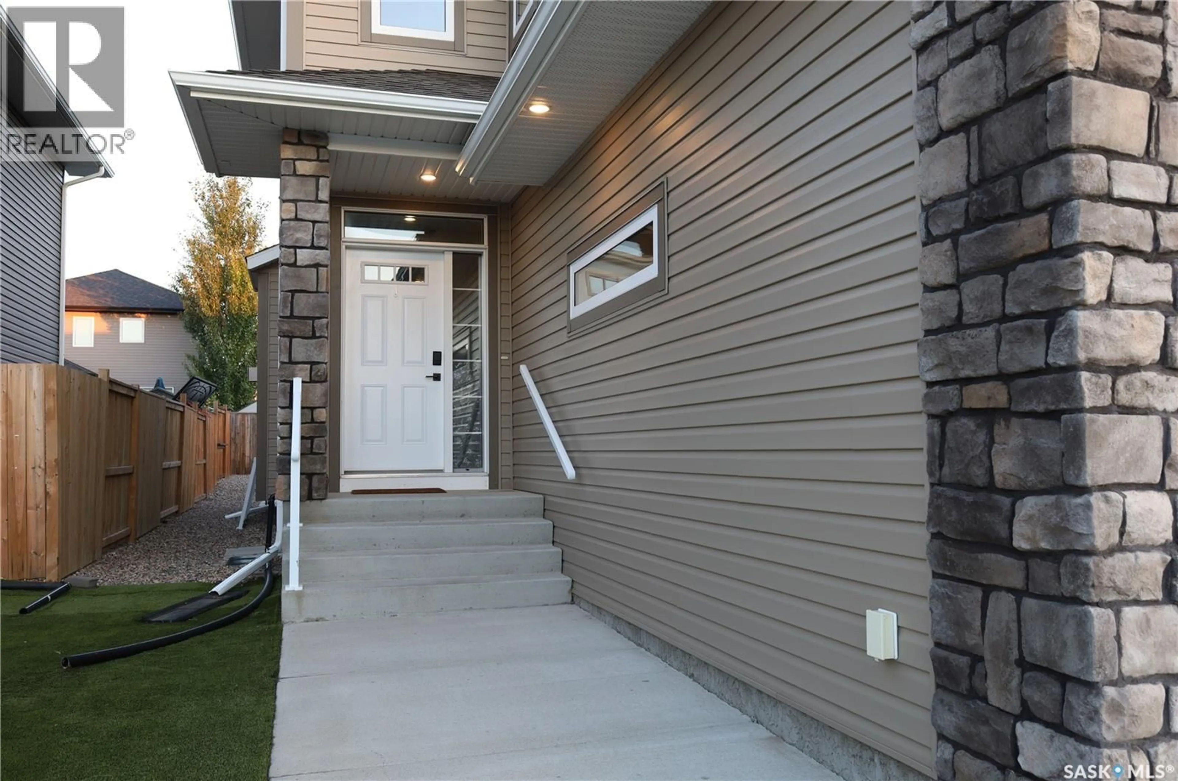 Home with vinyl exterior material, street for 946 PRINGLE COVE, Saskatoon Saskatchewan S7T0V6