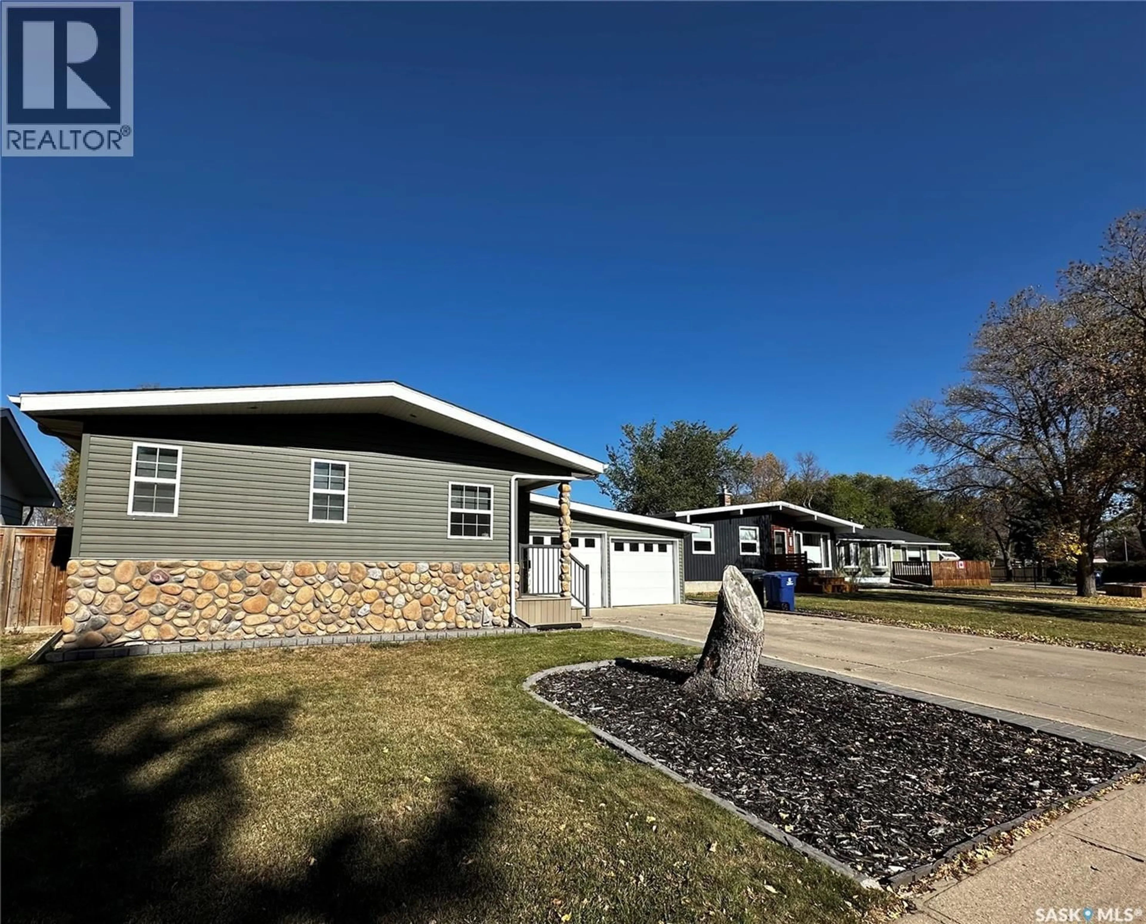 A pic from outside/outdoor area/front of a property/back of a property/a pic from drone, unknown for 19 MCKINNON BAY, Weyburn Saskatchewan S4H1L8