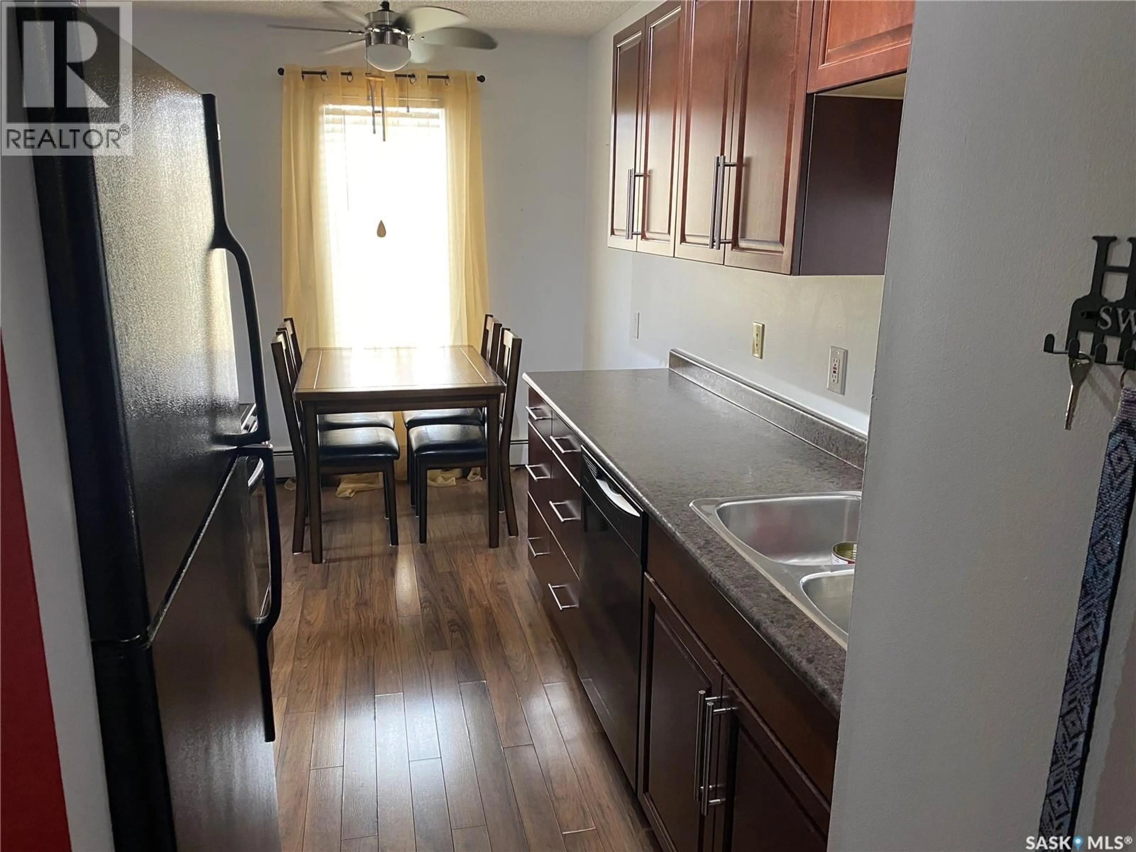 Standard kitchen, wood/laminate floor for 19 274 PINEHOUSE DRIVE, Saskatoon Saskatchewan S7K4W9