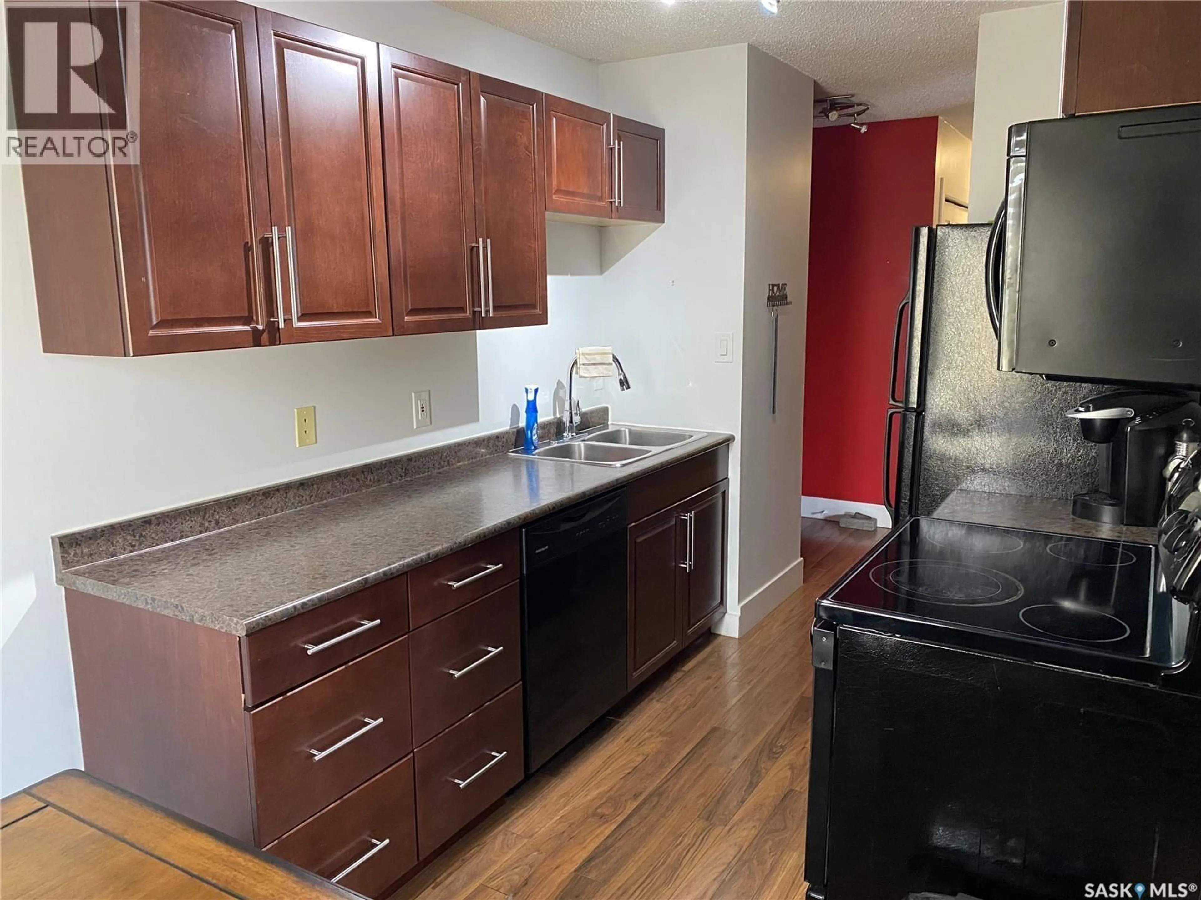 Standard kitchen, wood/laminate floor for 19 274 PINEHOUSE DRIVE, Saskatoon Saskatchewan S7K4W9