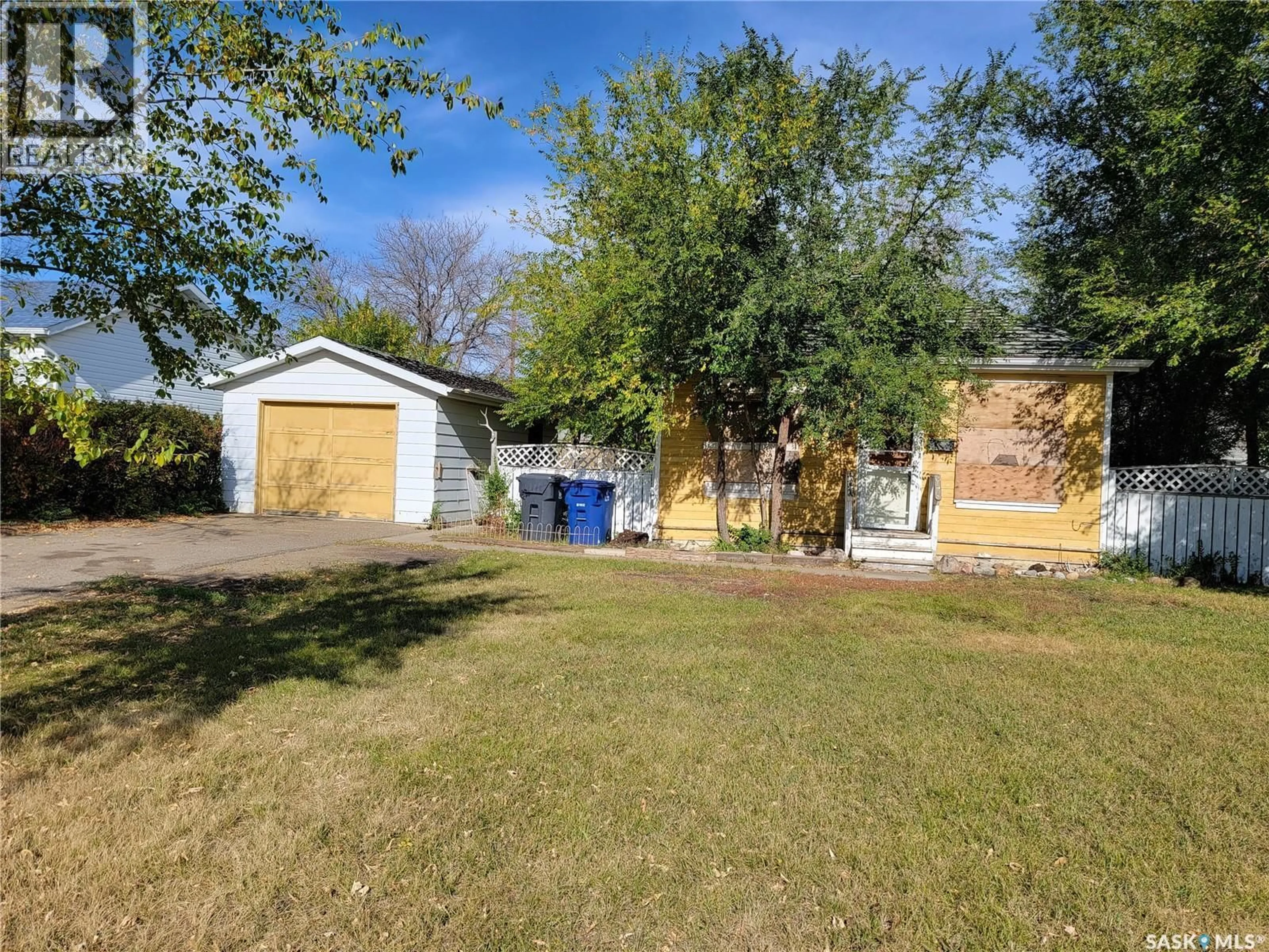 A pic from outside/outdoor area/front of a property/back of a property/a pic from drone, street for 242 27TH STREET, Battleford Saskatchewan S0M0E0